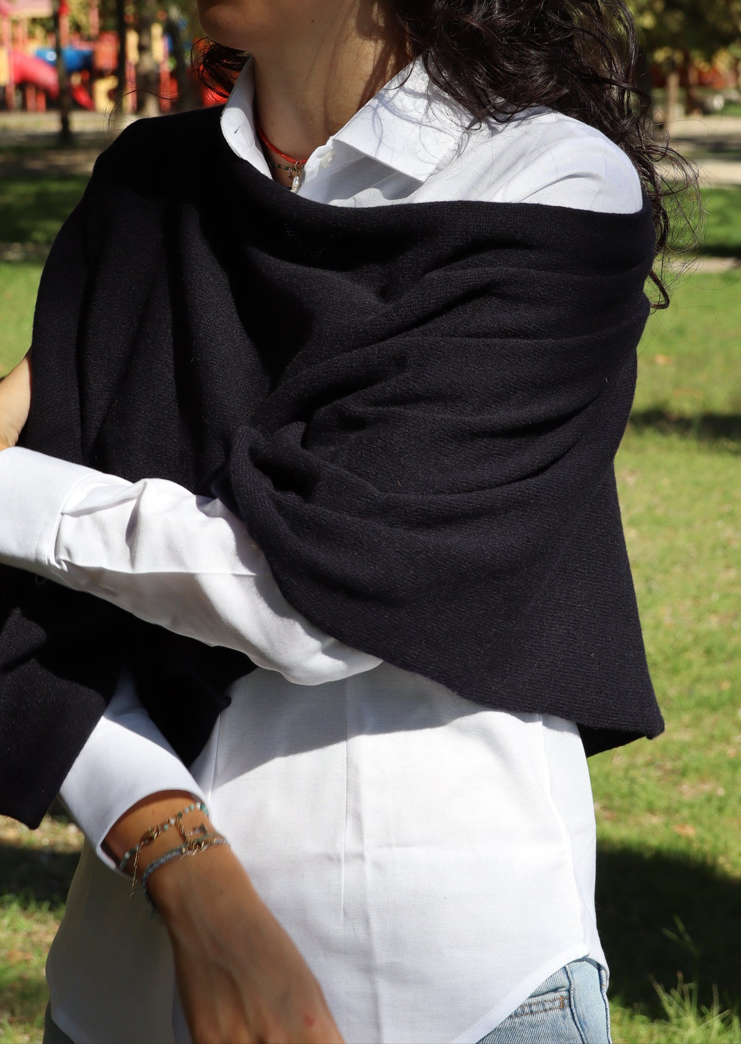 Poncho donna in cashmere Strike Inside, morbido ed elegante, realizzato artigianalmente in Italia. Accessorio di lusso disponibile in varie colorazioni, ideale per look raffinati e versatili.