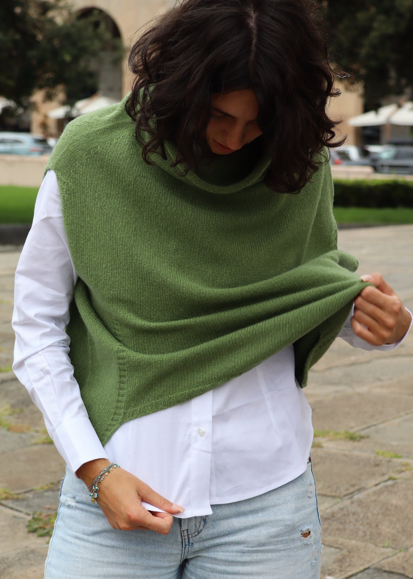 Poncho Strike Inside in 100% lana merino, morbido e caldo, dal design elegante e versatile per ogni occasione.
- 100% Lana Merino
- Made in Italy