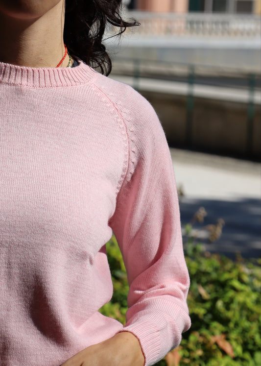 Maglione artigianale girocollo in 100% lana merino, morbido e perfetto per la primavera. Disponibile in una varietà di colori per uno stile versatile e raffinato. Realizzato con cura dalla maglieria artigianale di Genova di Strike Inside. Made in Italy.