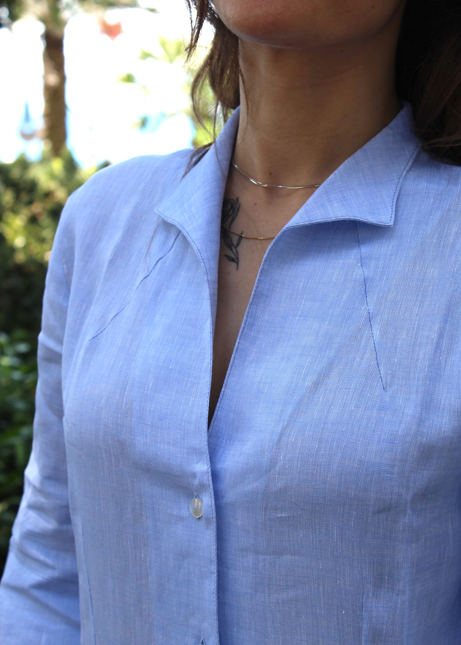 Camicia da donna Strike Inside in 100% lino, modello Daniela, taglio classico con maniche a 3/4; disponibile nei colori blu, azzurro, bianco e rosa; indossata da modella alta 165 cm con taglia 40; made in Italy, realizzata nella maglieria artigianale a Genova