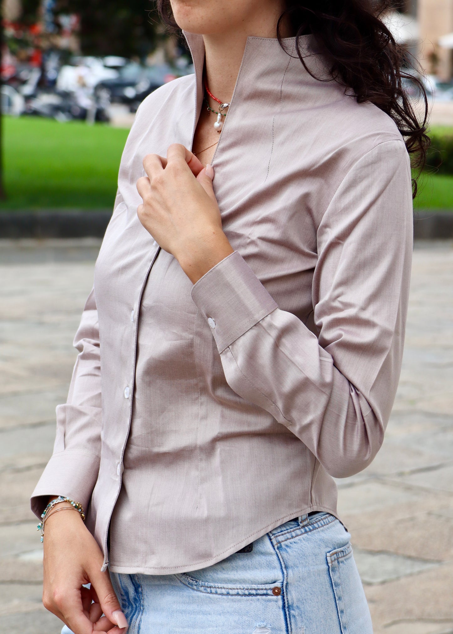 Camicia Strike Inside modello Daniela con scollo incrociato, realizzata in tessuto Oxford di alta qualità nella nostra maglieria artigianale a Genova. Unisce eleganza e originalità con un design raffinato e moderno, offrendo una vestibilità confortevole e una silhouette sofisticata. Il particolare scollo incrociato aggiunge un tocco distintivo e femminile, rendendo questa camicia perfetta per look eleganti e contemporanei