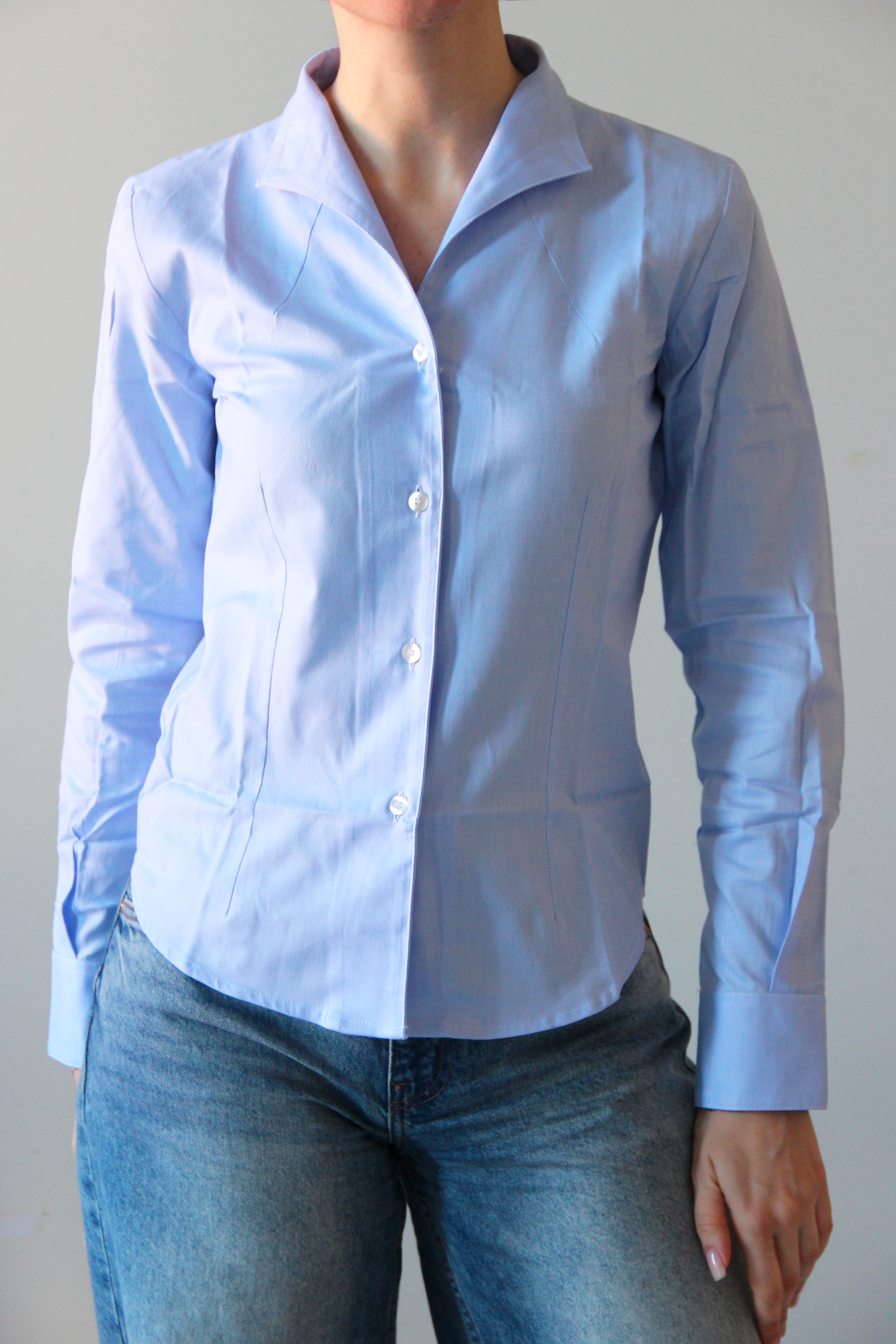 Camicia Strike Inside modello Daniela con scollo incrociato, realizzata in tessuto Oxford di alta qualità nella nostra maglieria artigianale a Genova. Unisce eleganza e originalità con un design raffinato e moderno, offrendo una vestibilità confortevole e una silhouette sofisticata. Il particolare scollo incrociato aggiunge un tocco distintivo e femminile, rendendo questa camicia perfetta per look eleganti e contemporanei