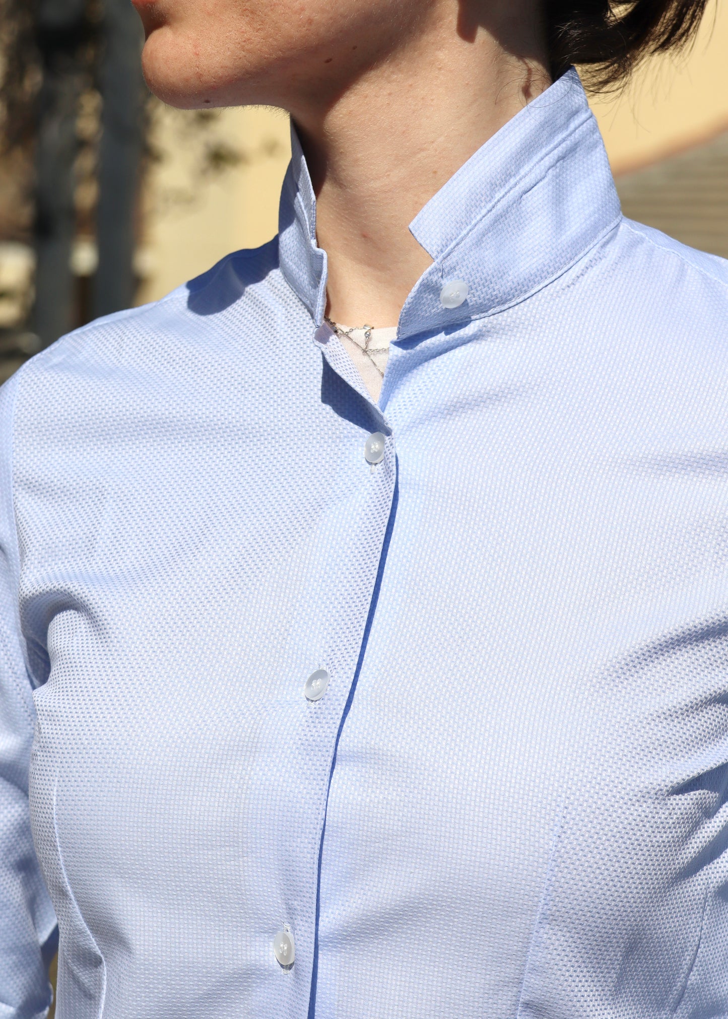 Camicia donna artigianale in cotone Oxford bianco con colletto alla coreana alto, texture materica e vestibilità femminile, realizzata a Genova da Strike Inside, Made in Italy