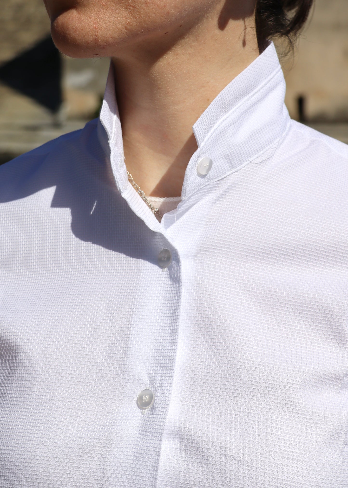 Camicia donna artigianale in cotone Oxford bianco con colletto alla coreana alto, texture materica e vestibilità femminile, realizzata a Genova da Strike Inside, Made in Italy