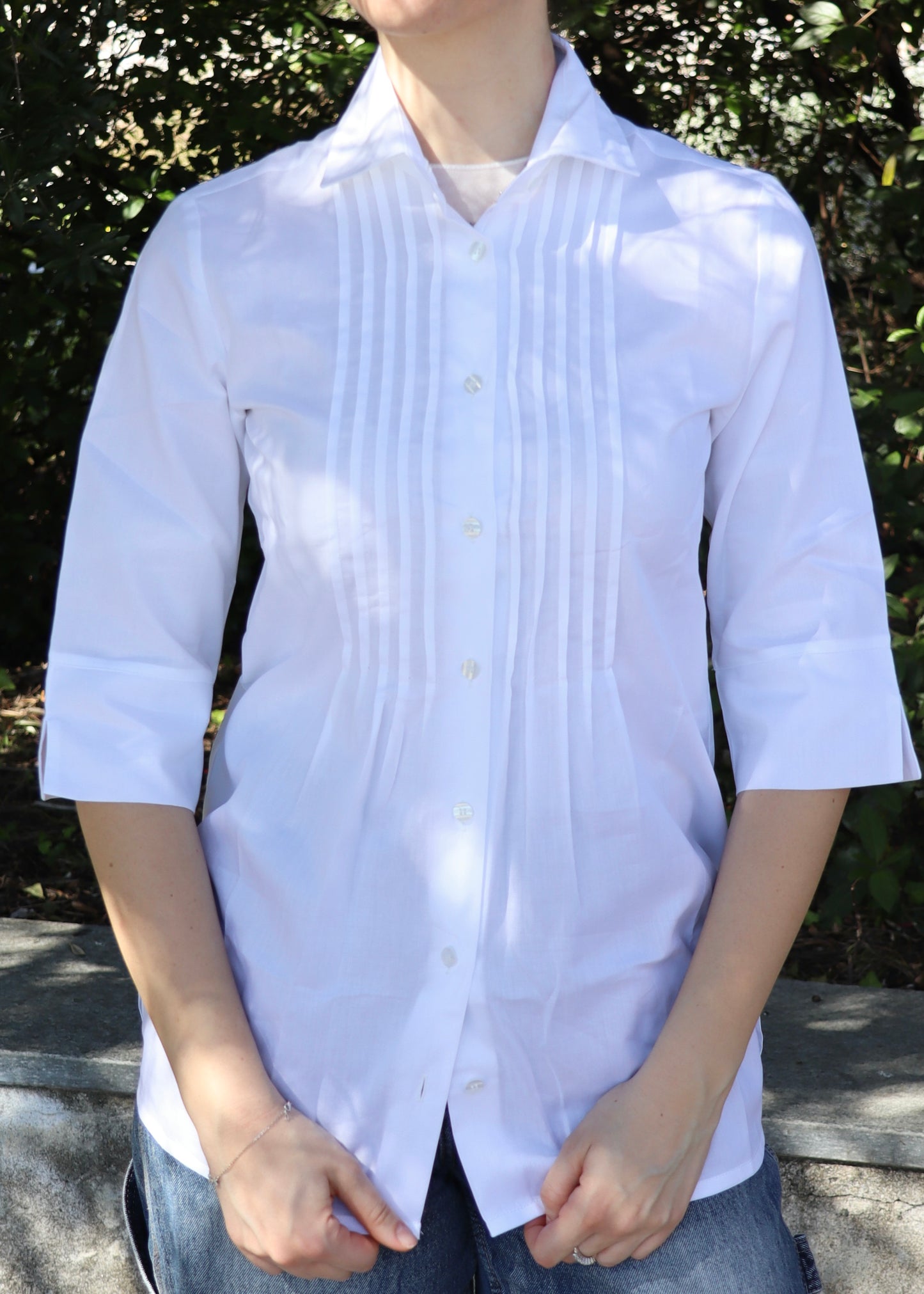 Camicia donna plissé in cotone blu con maniche a 3/4, elegante e artigianale, vestibilità femminile, realizzata a Genova da Strike Inside, Made in Italy.