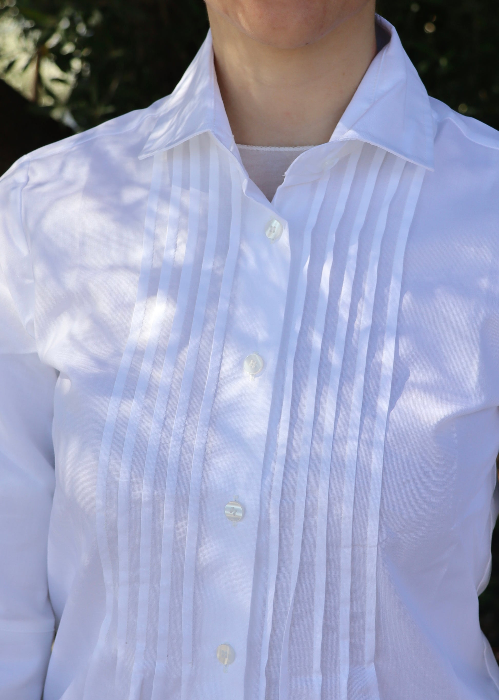 Camicia donna plissé in cotone blu con maniche a 3/4, elegante e artigianale, vestibilità femminile, realizzata a Genova da Strike Inside, Made in Italy.