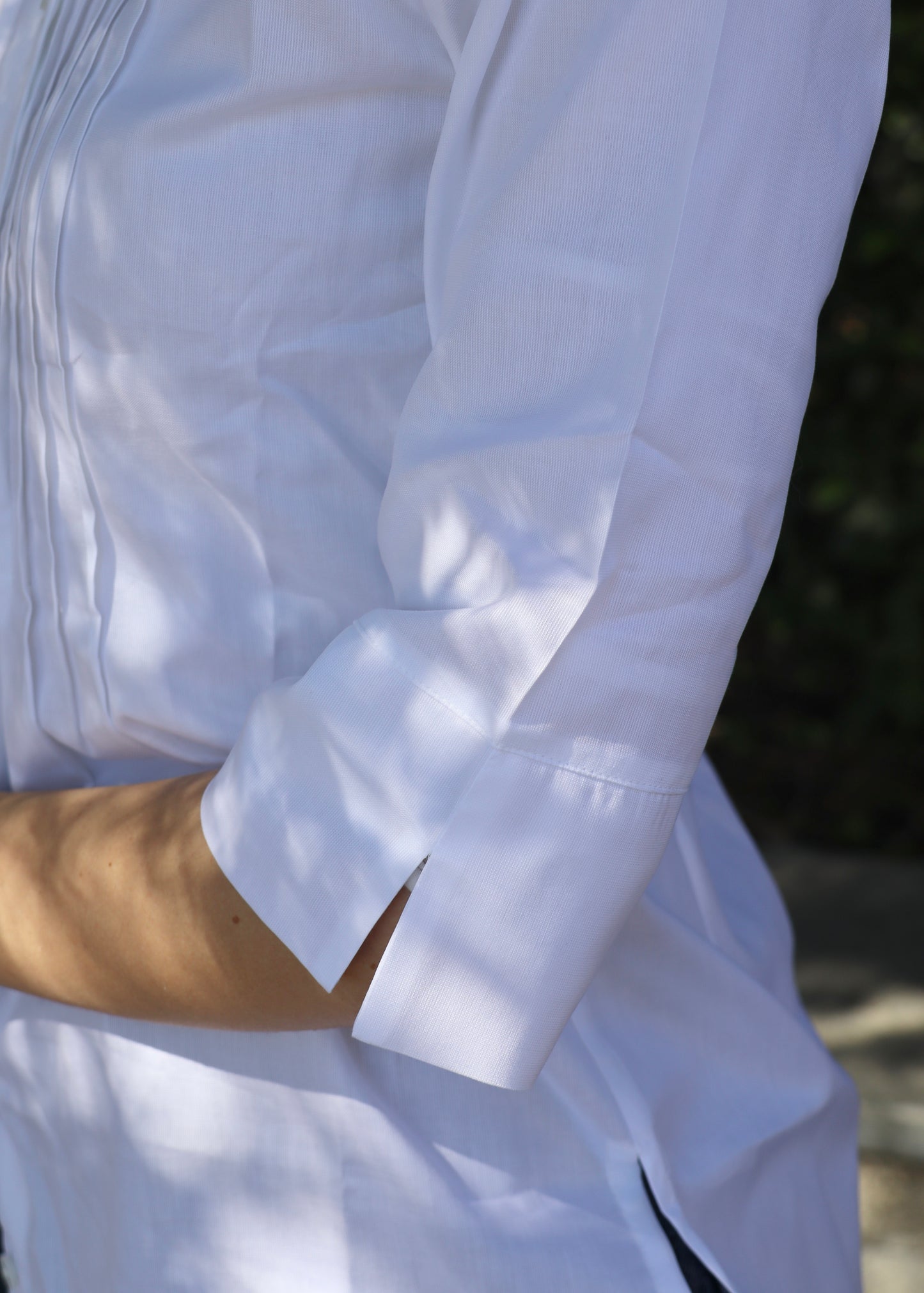 Camicia donna plissé in cotone blu con maniche a 3/4, elegante e artigianale, vestibilità femminile, realizzata a Genova da Strike Inside, Made in Italy.