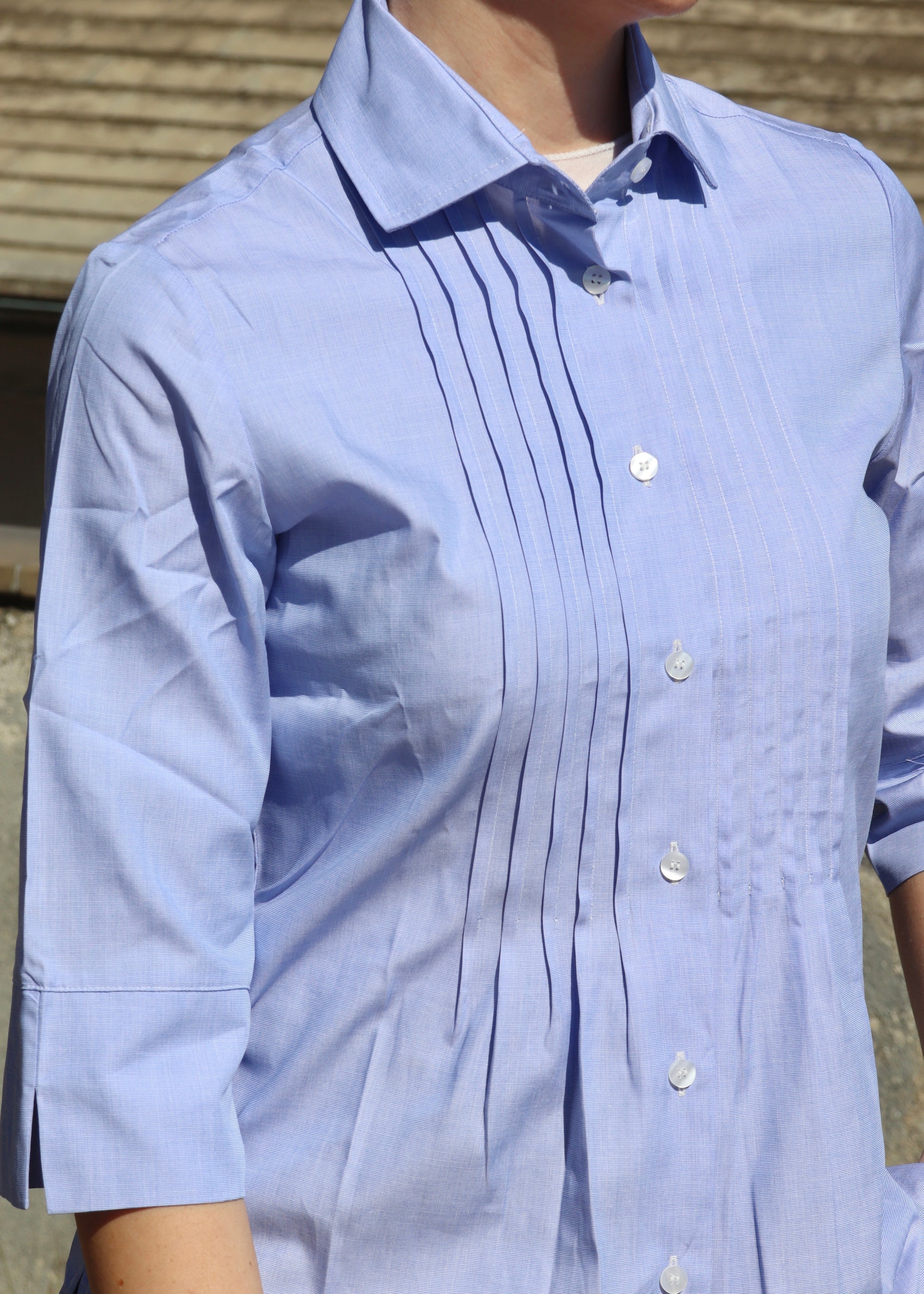 Camicia donna plissé in cotone blu con maniche a 3/4, elegante e artigianale, vestibilità femminile, realizzata a Genova da Strike Inside, Made in Italy.