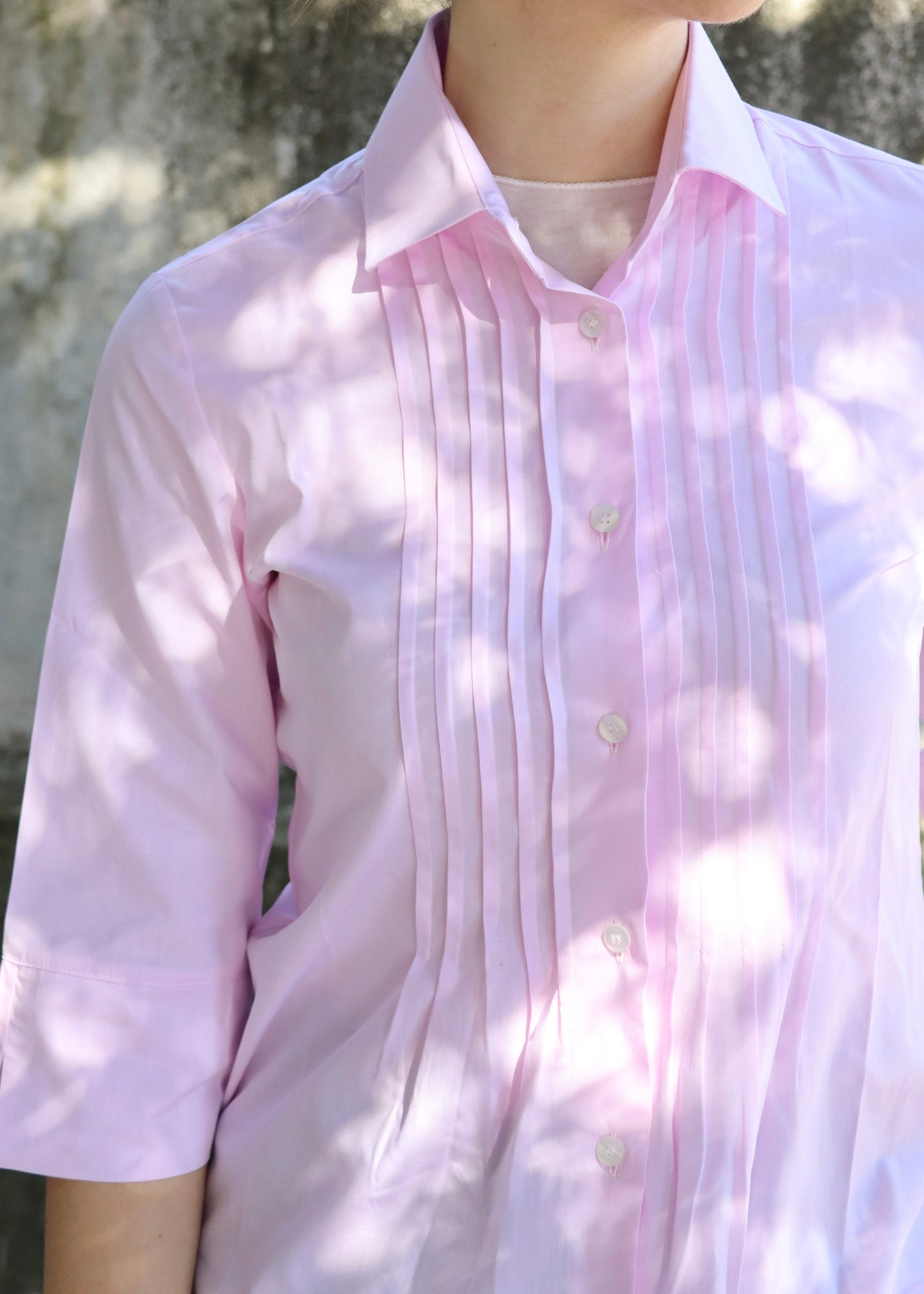 Camicia donna plissé in cotone blu con maniche a 3/4, elegante e artigianale, vestibilità femminile, realizzata a Genova da Strike Inside, Made in Italy.