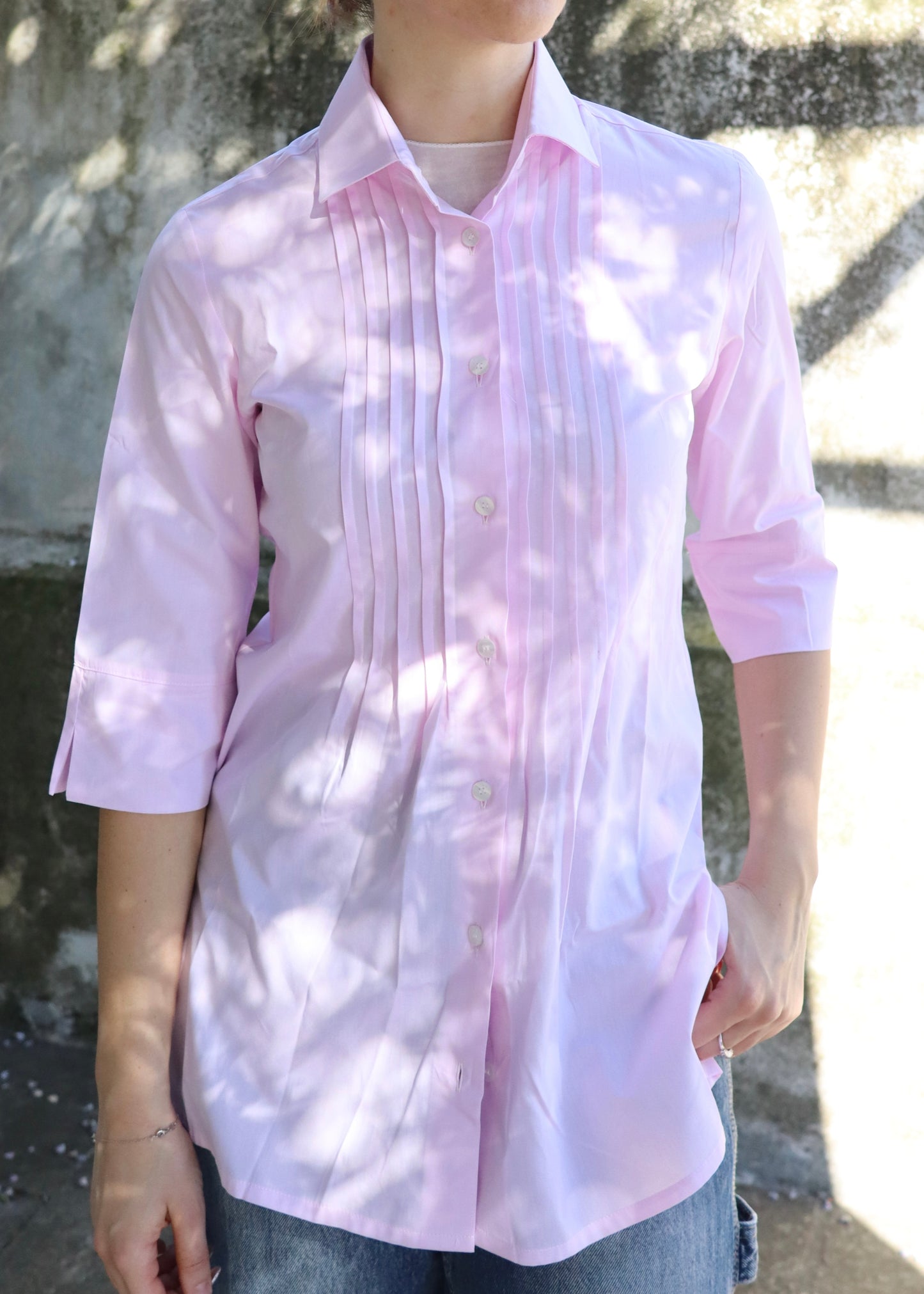 Camicia donna plissé in cotone blu con maniche a 3/4, elegante e artigianale, vestibilità femminile, realizzata a Genova da Strike Inside, Made in Italy.