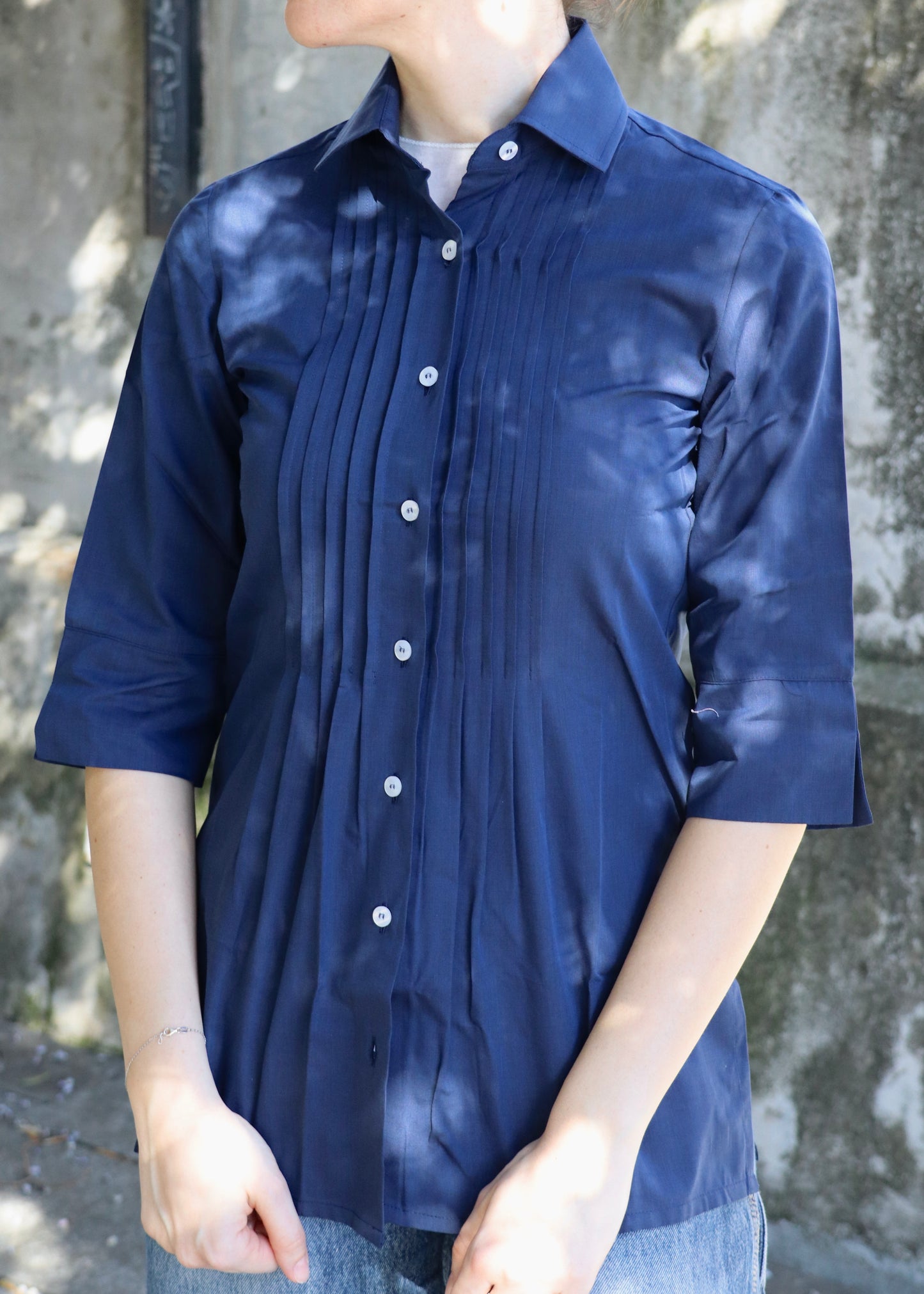 Camicia donna plissé in cotone blu con maniche a 3/4, elegante e artigianale, vestibilità femminile, realizzata a Genova da Strike Inside, Made in Italy.