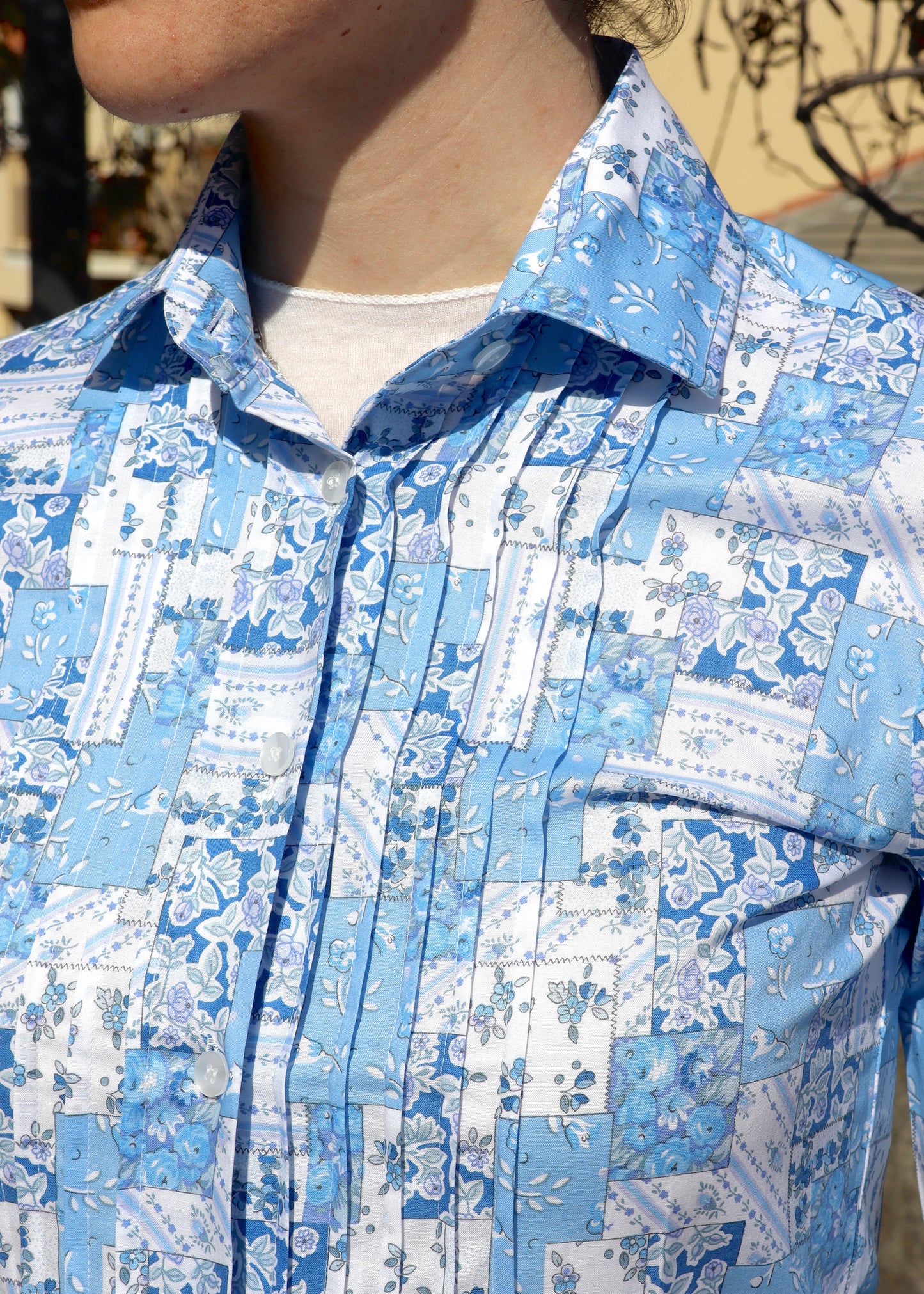 Camicia donna plissé in cotone con fantasia nei toni dell’azzurro, maniche a 3/4, elegante e artigianale, vestibilità femminile, realizzata a Genova da Strike Inside, Made in Italy.