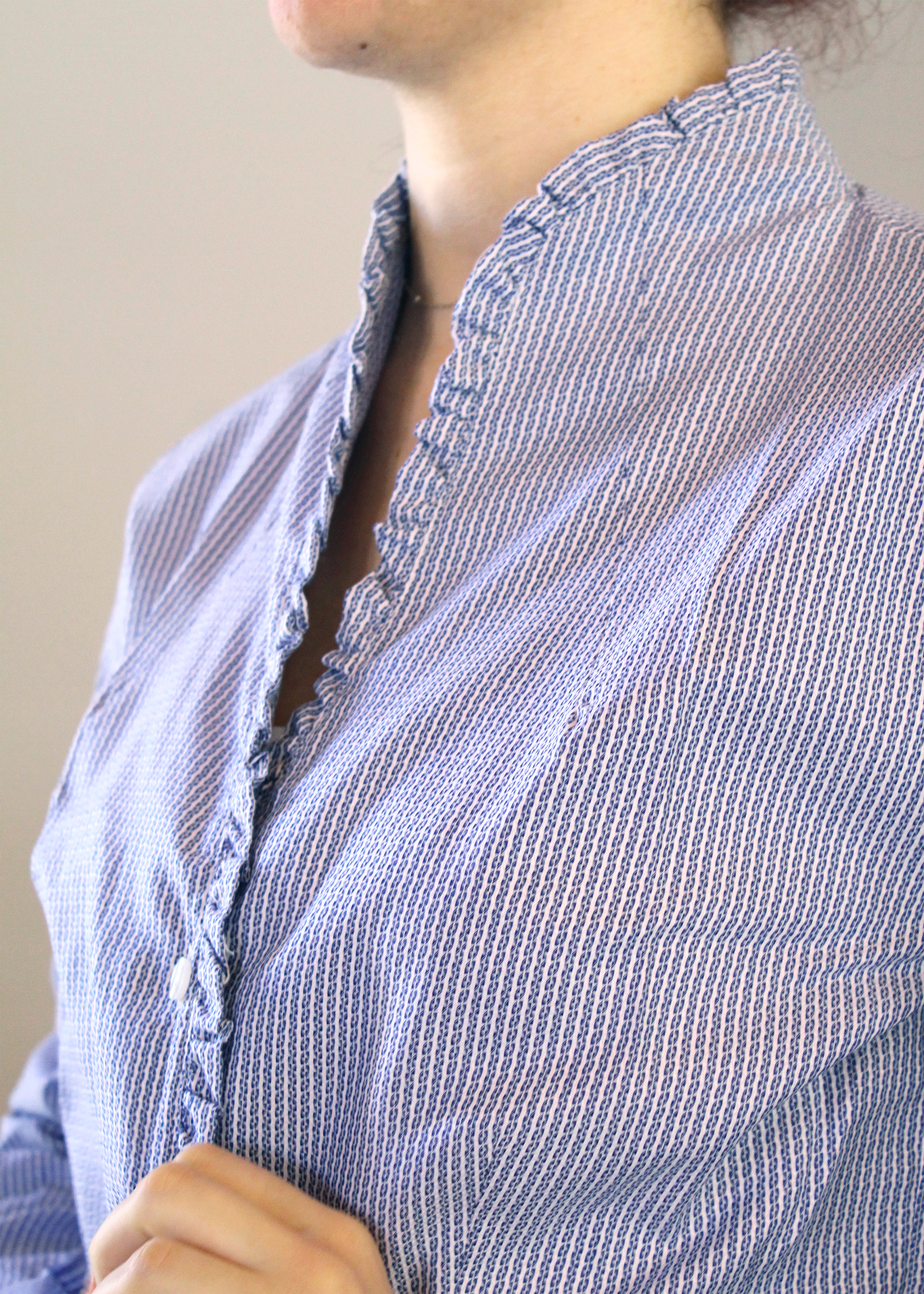 Camicia artigianale in 100% cotone con raffinato pattern a righe bianche e blu. Il design è arricchito da un motivo discreto che dona profondità e carattere alle righe blu. Scollo a V con eleganti rouches per un tocco femminile e sofisticato. Realizzata con cura dalla maglieria artigianale di Genova di Strike Inside. Made in Italy.