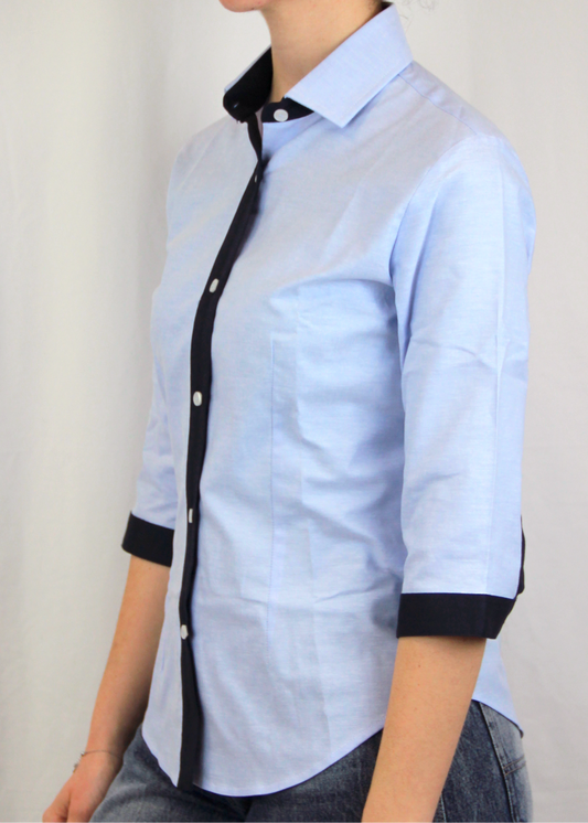 La camicia bicolor Oxford con manica a 3/4 e profili a contrasto, realizzata artigianalmente da Strike Inside, è un capo in 100% cotone Oxford leggero. Il taglio classico e la manica a 3/4 la rendono adatta a tutte le stagioni, combinando eleganza e comfort. I profili a contrasto aggiungono carattere, mantenendo un design sobrio e versatile. Un prodotto esclusivo, Made in Italy, che unisce artigianalità e stile contemporaneo.