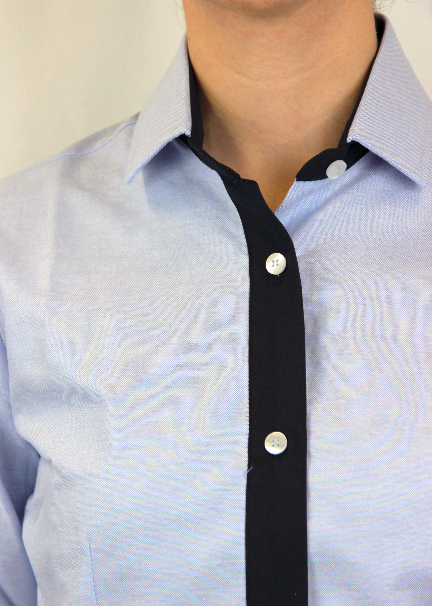 La camicia bicolor Oxford con manica a 3/4 e profili a contrasto, realizzata artigianalmente da Strike Inside, è un capo in 100% cotone Oxford leggero. Il taglio classico e la manica a 3/4 la rendono adatta a tutte le stagioni, combinando eleganza e comfort. I profili a contrasto aggiungono carattere, mantenendo un design sobrio e versatile. Un prodotto esclusivo, Made in Italy, che unisce artigianalità e stile contemporaneo.