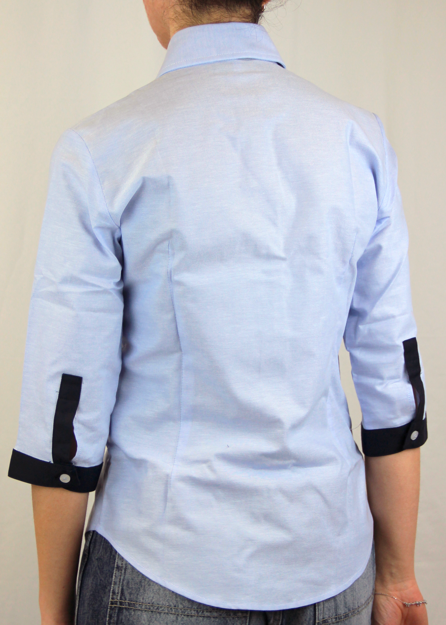 La camicia bicolor Oxford con manica a 3/4 e profili a contrasto, realizzata artigianalmente da Strike Inside, è un capo in 100% cotone Oxford leggero. Il taglio classico e la manica a 3/4 la rendono adatta a tutte le stagioni, combinando eleganza e comfort. I profili a contrasto aggiungono carattere, mantenendo un design sobrio e versatile. Un prodotto esclusivo, Made in Italy, che unisce artigianalità e stile contemporaneo.