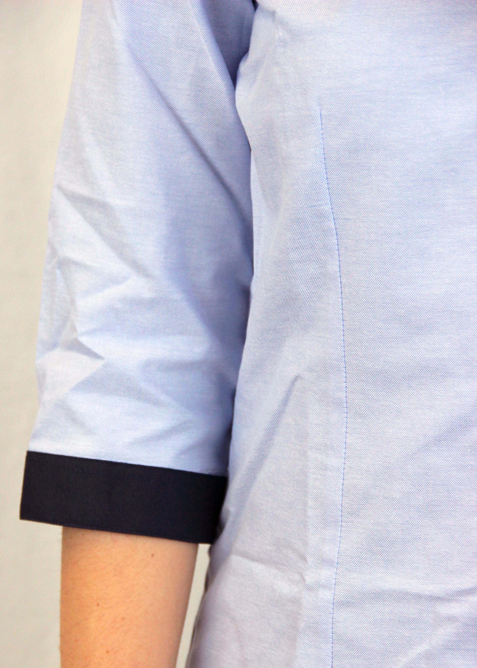 La camicia bicolor Oxford con manica a 3/4 e profili a contrasto, realizzata artigianalmente da Strike Inside, è un capo in 100% cotone Oxford leggero. Il taglio classico e la manica a 3/4 la rendono adatta a tutte le stagioni, combinando eleganza e comfort. I profili a contrasto aggiungono carattere, mantenendo un design sobrio e versatile. Un prodotto esclusivo, Made in Italy, che unisce artigianalità e stile contemporaneo.