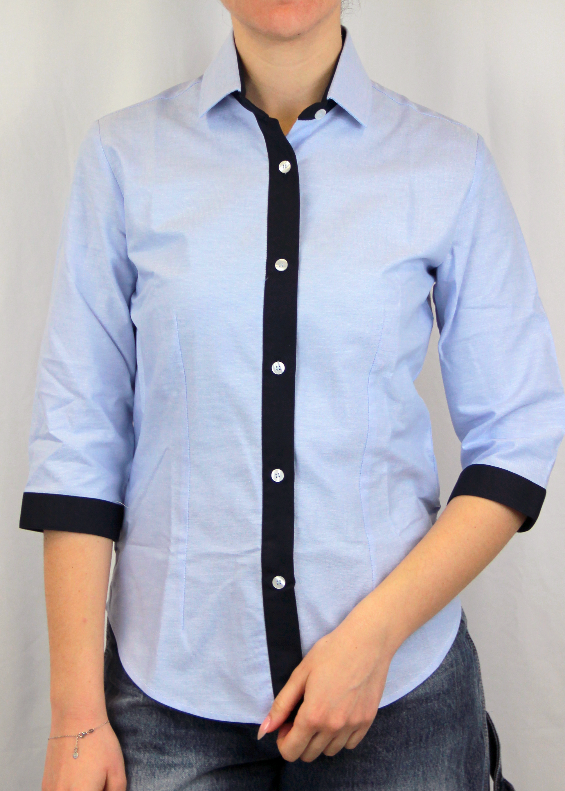 La camicia bicolor Oxford con manica a 3/4 e profili a contrasto, realizzata artigianalmente da Strike Inside, è un capo in 100% cotone Oxford leggero. Il taglio classico e la manica a 3/4 la rendono adatta a tutte le stagioni, combinando eleganza e comfort. I profili a contrasto aggiungono carattere, mantenendo un design sobrio e versatile. Un prodotto esclusivo, Made in Italy, che unisce artigianalità e stile contemporaneo.