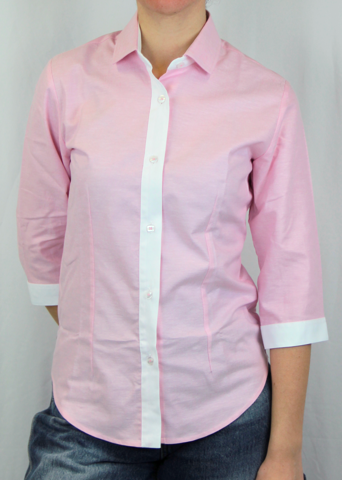 La camicia bicolor Oxford con manica a 3/4 e profili a contrasto, realizzata artigianalmente da Strike Inside, è un capo in 100% cotone Oxford leggero. Il taglio classico e la manica a 3/4 la rendono adatta a tutte le stagioni, combinando eleganza e comfort. I profili a contrasto aggiungono carattere, mantenendo un design sobrio e versatile. Un prodotto esclusivo, Made in Italy, che unisce artigianalità e stile contemporaneo.