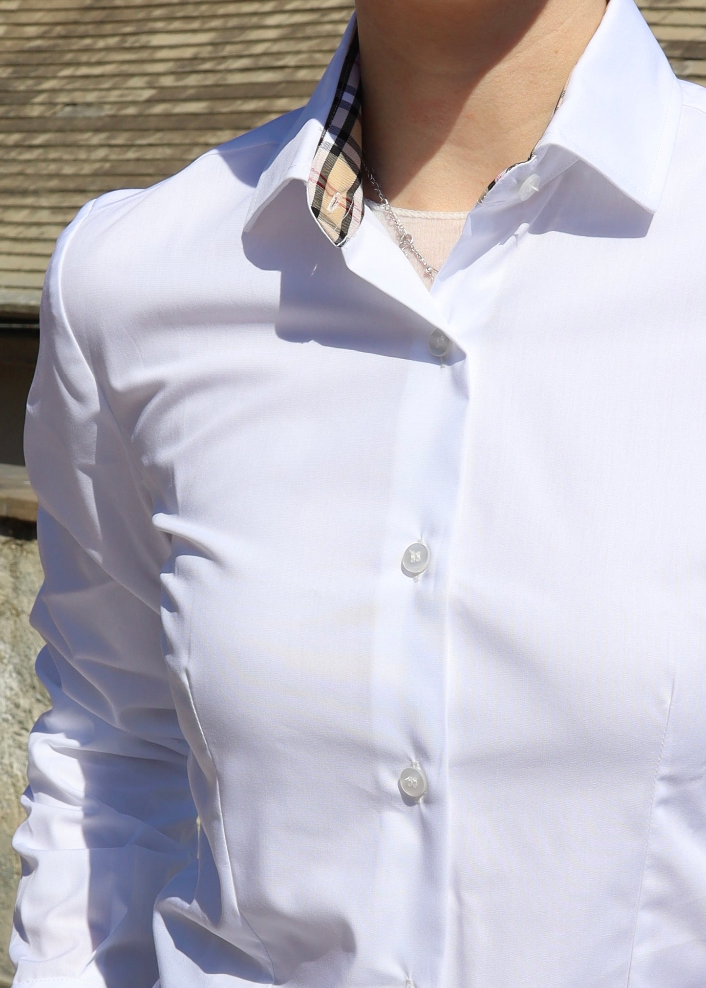 Camicia classica in cotone bianco con dettaglio interno al colletto a fantasia tartan, taglio pulito e vestibilità comoda, made in Italy, elegante e versatile per look formali e casual.