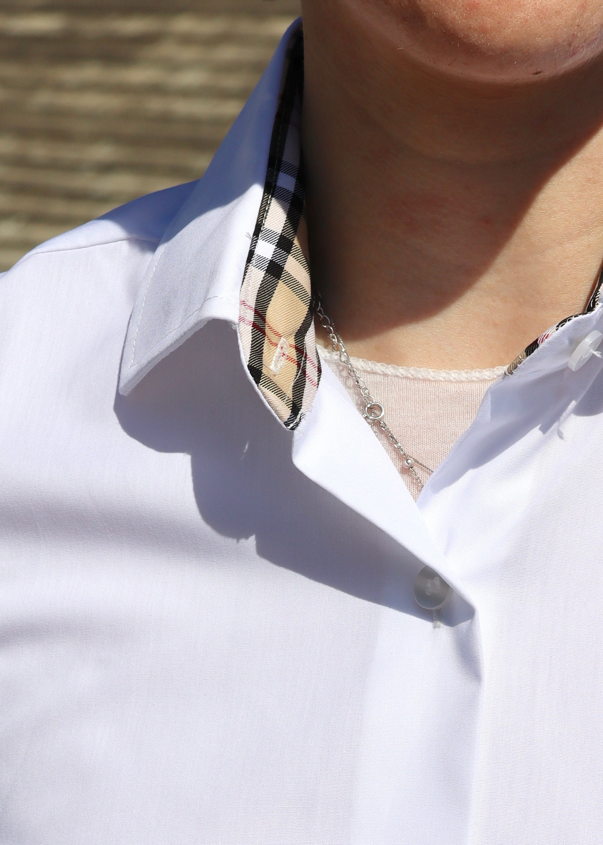 Camicia classica in cotone bianco con dettaglio interno al colletto a fantasia tartan, taglio pulito e vestibilità comoda, made in Italy, elegante e versatile per look formali e casual.