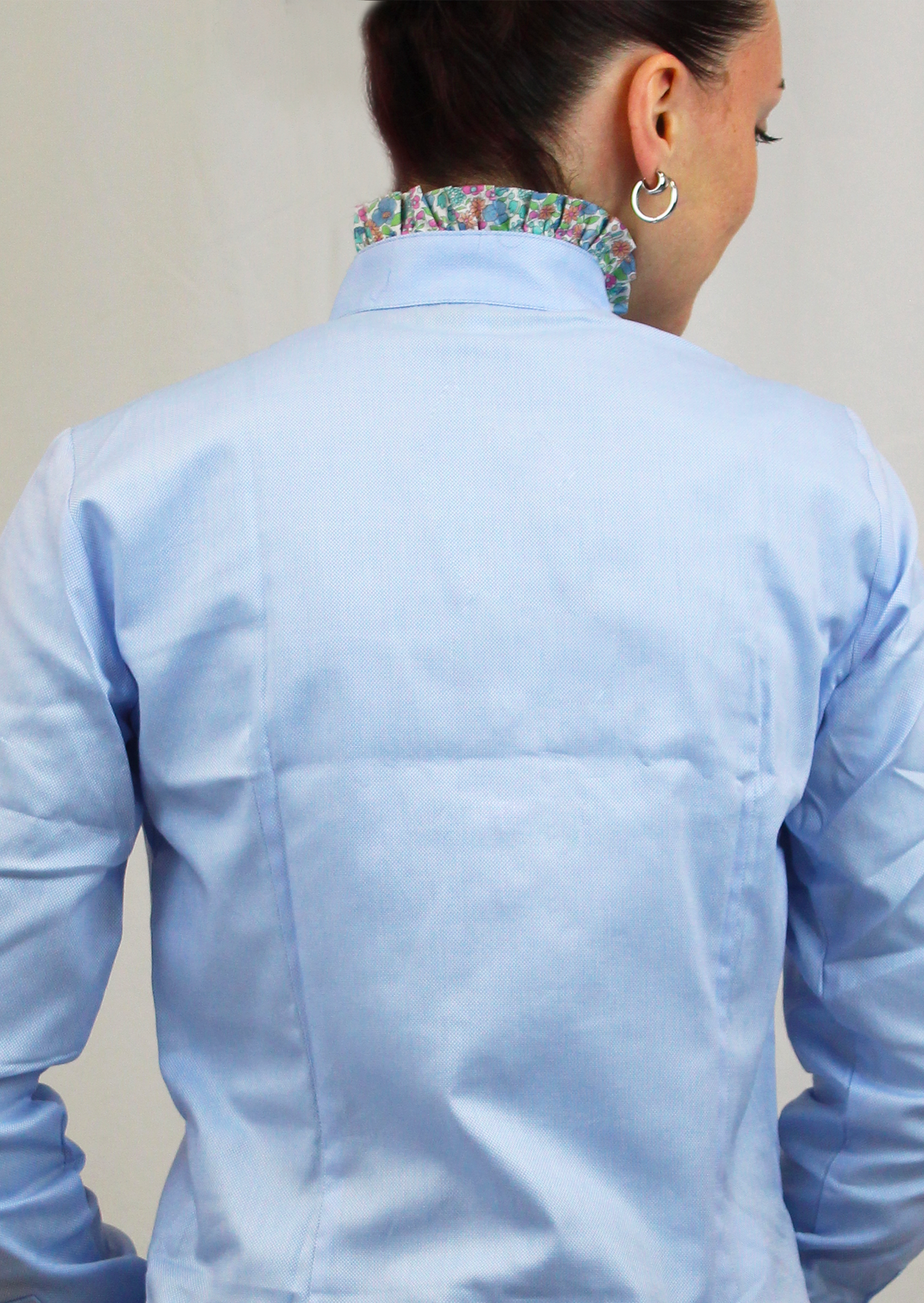 La camicia azzurra donna in cotone Oxford 100% Made in Italy unisce eleganza e raffinatezza, offrendo una vestibilità comoda e delicata sulla pelle. Il suo taglio classico è impreziosito da un colletto con rouches in tessuto floreale, che dona un tocco romantico e sofisticato. Perfetta per un look chic e versatile, questa camicia si abbina facilmente sia ad outfit formali che casual. Un capo di abbigliamento artigianale, firmato Strike Inside, realizzato a Genova, con materiali di alta qualità