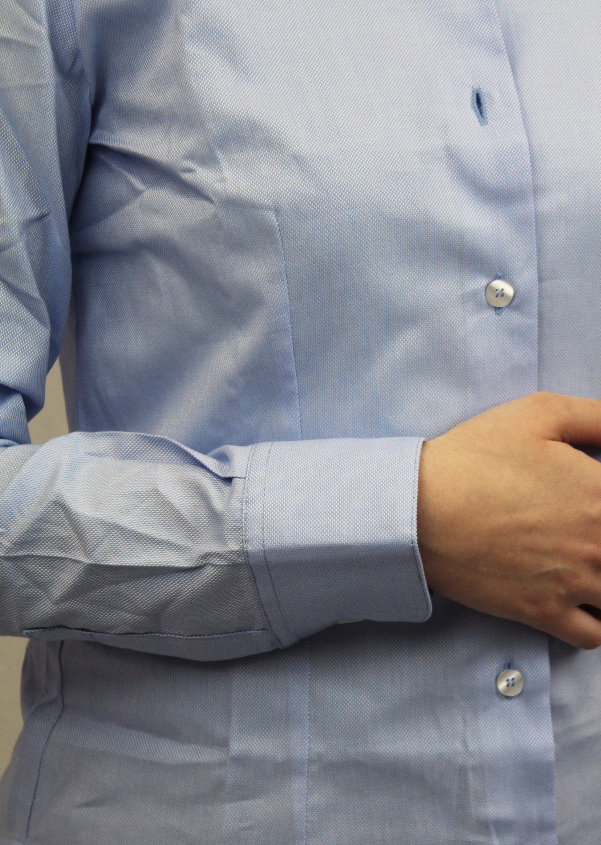 La camicia azzurra donna in cotone Oxford 100% Made in Italy unisce eleganza e raffinatezza, offrendo una vestibilità comoda e delicata sulla pelle. Il suo taglio classico è impreziosito da un colletto con rouches in tessuto floreale, che dona un tocco romantico e sofisticato. Perfetta per un look chic e versatile, questa camicia si abbina facilmente sia ad outfit formali che casual. Un capo di abbigliamento artigianale, firmato Strike Inside, realizzato a Genova, con materiali di alta qualità