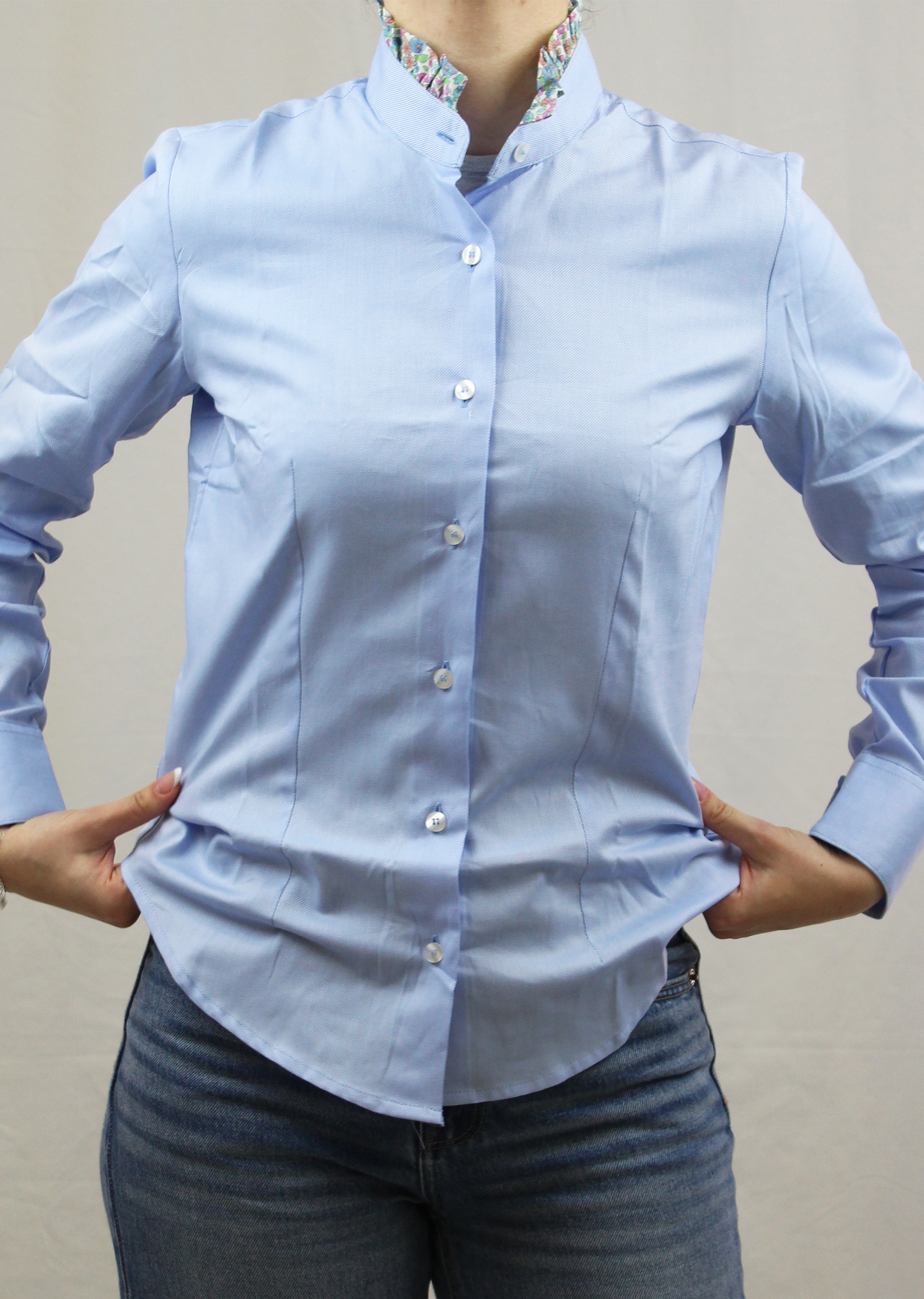 La camicia azzurra donna in cotone Oxford 100% Made in Italy unisce eleganza e raffinatezza, offrendo una vestibilità comoda e delicata sulla pelle. Il suo taglio classico è impreziosito da un colletto con rouches in tessuto floreale, che dona un tocco romantico e sofisticato. Perfetta per un look chic e versatile, questa camicia si abbina facilmente sia ad outfit formali che casual. Un capo di abbigliamento artigianale, firmato Strike Inside, realizzato a Genova, con materiali di alta qualità