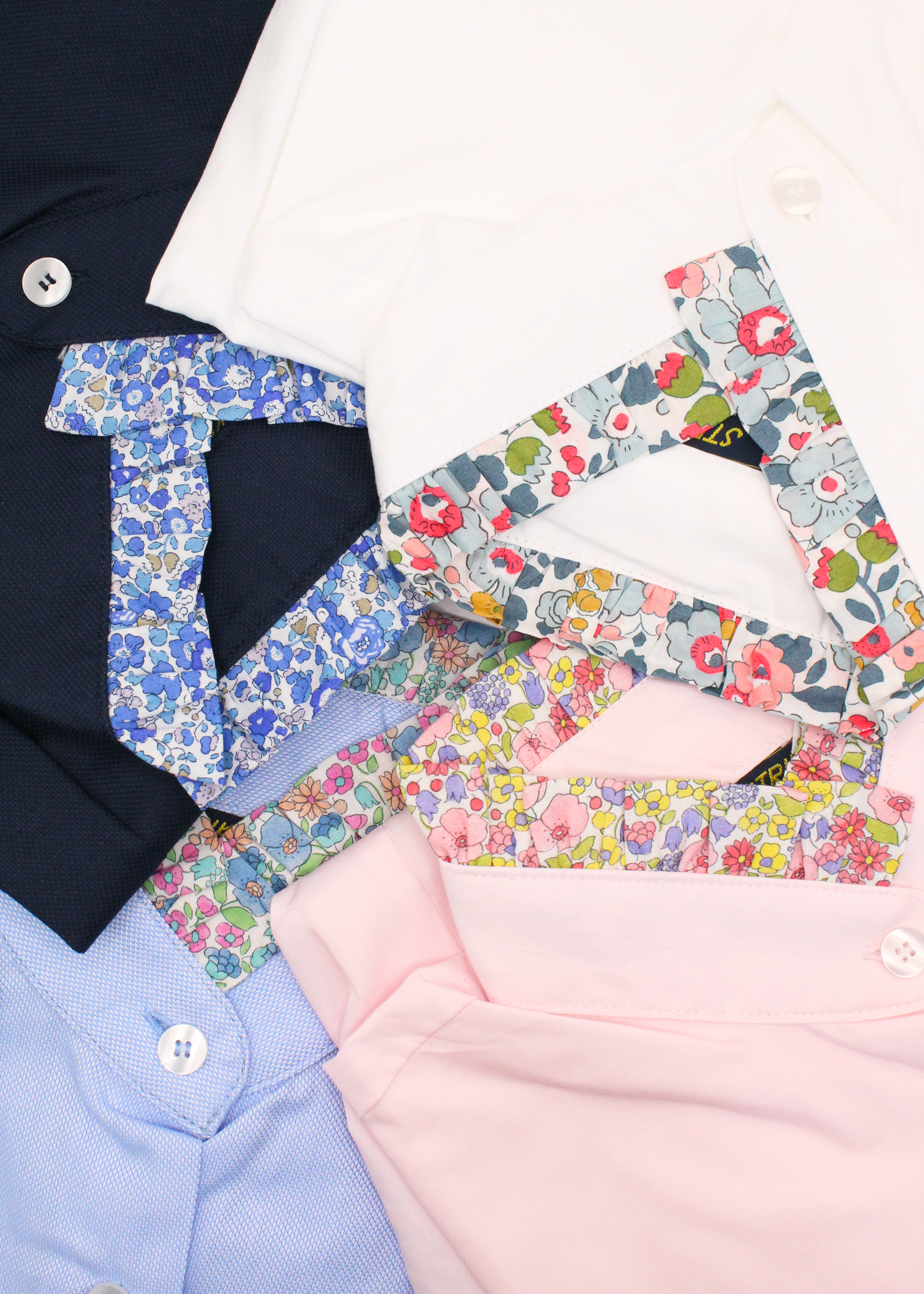 La camicia donna in cotone Oxford 100% Made in Italy unisce eleganza e raffinatezza, offrendo una vestibilità comoda e delicata sulla pelle. Il suo taglio classico è impreziosito da un colletto con rouches in tessuto floreale, che dona un tocco romantico e sofisticato. Perfetta per un look chic e versatile, questa camicia si abbina facilmente sia ad outfit formali che casual. Un capo di abbigliamento artigianale, firmato Strike Inside, realizzato a Genova, con materiali di alta qualità