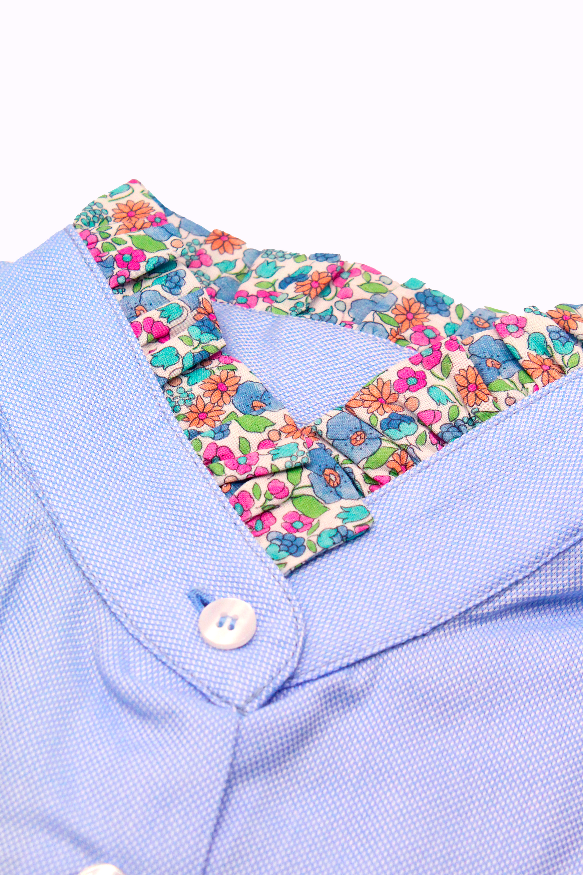 La camicia azzurra donna in cotone Oxford 100% Made in Italy unisce eleganza e raffinatezza, offrendo una vestibilità comoda e delicata sulla pelle. Il suo taglio classico è impreziosito da un colletto con rouches in tessuto floreale, che dona un tocco romantico e sofisticato. Perfetta per un look chic e versatile, questa camicia si abbina facilmente sia ad outfit formali che casual. Un capo di abbigliamento artigianale, firmato Strike Inside, realizzato a Genova, con materiali di alta qualità