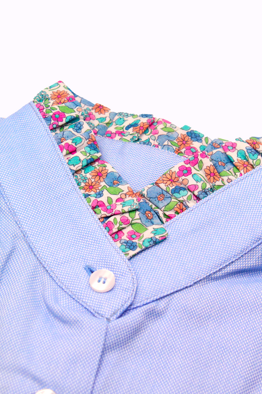 La camicia azzurra donna in cotone Oxford 100% Made in Italy unisce eleganza e raffinatezza, offrendo una vestibilità comoda e delicata sulla pelle. Il suo taglio classico è impreziosito da un colletto con rouches in tessuto floreale, che dona un tocco romantico e sofisticato. Perfetta per un look chic e versatile, questa camicia si abbina facilmente sia ad outfit formali che casual. Un capo di abbigliamento artigianale, firmato Strike Inside, realizzato a Genova, con materiali di alta qualità