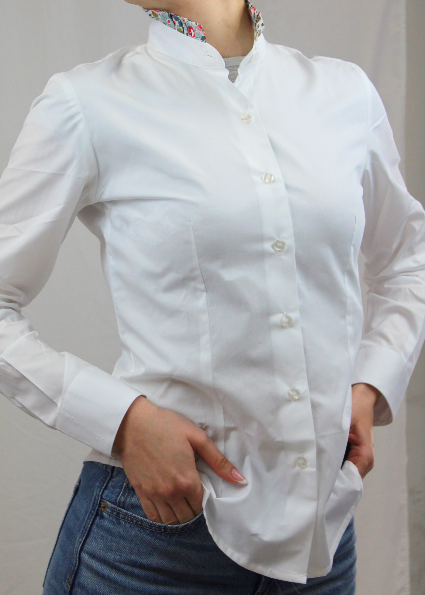 La camicia bianca donna in cotone Oxford 100% Made in Italy unisce eleganza e raffinatezza, offrendo una vestibilità comoda e delicata sulla pelle. Il suo taglio classico è impreziosito da un colletto con rouches in tessuto floreale, che dona un tocco romantico e sofisticato. Perfetta per un look chic e versatile, questa camicia si abbina facilmente sia ad outfit formali che casual. Un capo di abbigliamento artigianale, firmato Strike Inside, realizzato a Genova, con materiali di alta qualità