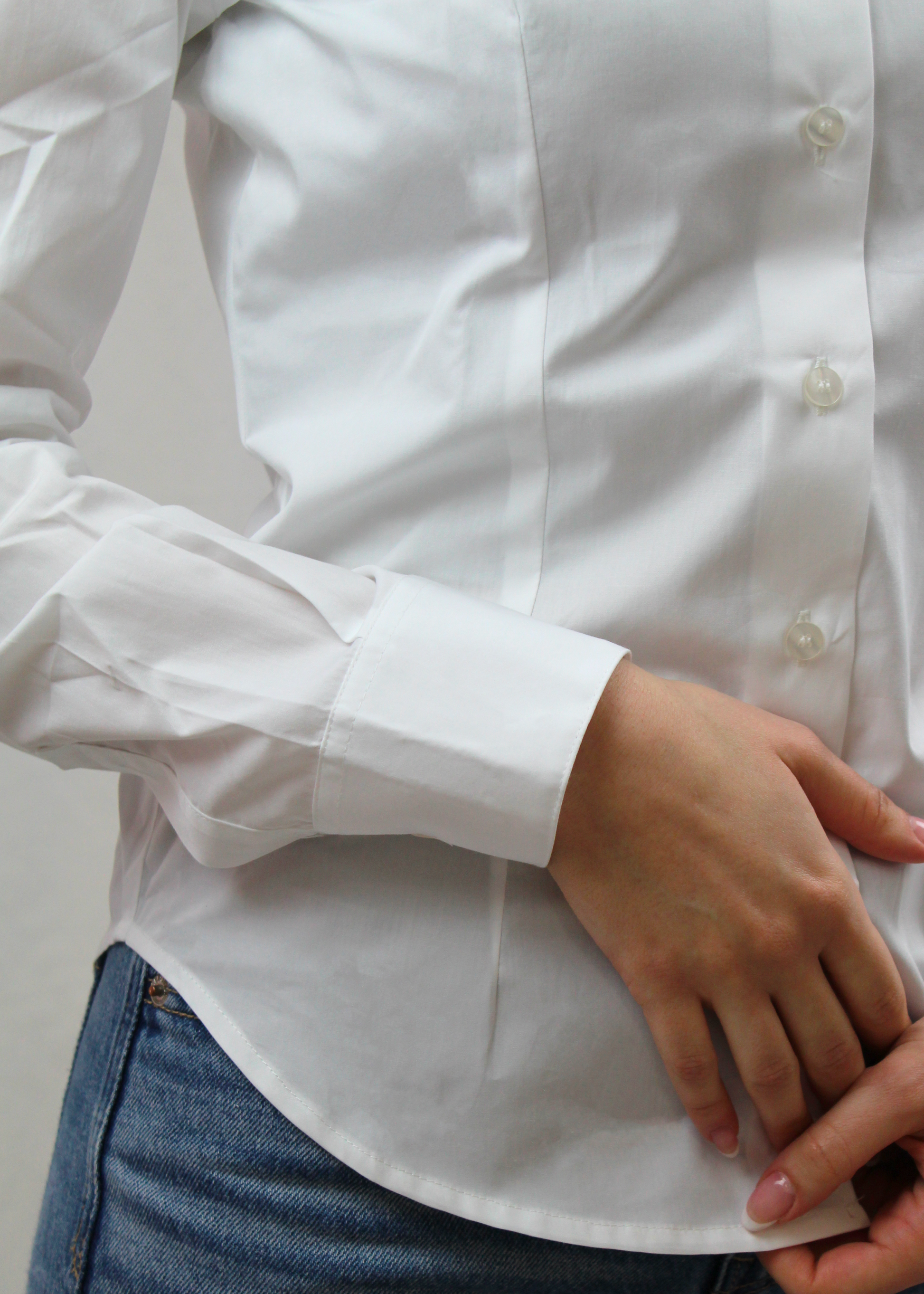 La camicia bianca donna in cotone Oxford 100% Made in Italy unisce eleganza e raffinatezza, offrendo una vestibilità comoda e delicata sulla pelle. Il suo taglio classico è impreziosito da un colletto con rouches in tessuto floreale, che dona un tocco romantico e sofisticato. Perfetta per un look chic e versatile, questa camicia si abbina facilmente sia ad outfit formali che casual. Un capo di abbigliamento artigianale, firmato Strike Inside, realizzato a Genova, con materiali di alta qualità