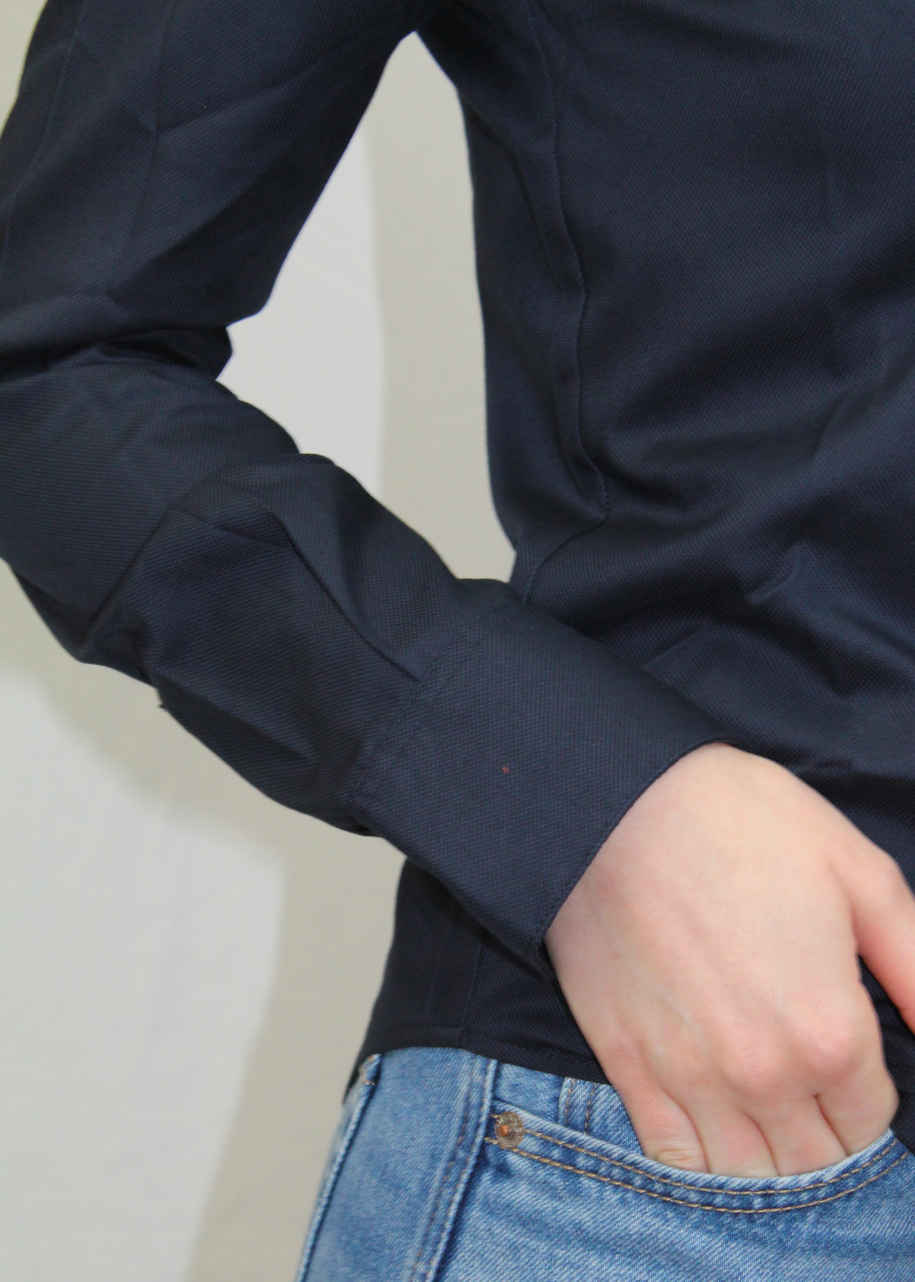 La camicia blu donna in cotone Oxford 100% Made in Italy unisce eleganza e raffinatezza, offrendo una vestibilità comoda e delicata sulla pelle. Il suo taglio classico è impreziosito da un colletto con rouches in tessuto floreale, che dona un tocco romantico e sofisticato. Perfetta per un look chic e versatile, questa camicia si abbina facilmente sia ad outfit formali che casual. Un capo di abbigliamento artigianale, firmato Strike Inside, realizzato a Genova, con materiali di alta qualità