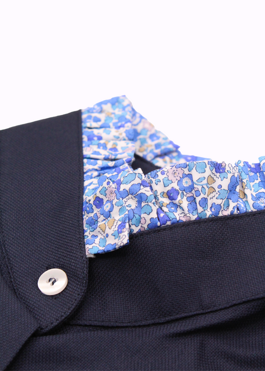 La camicia blu donna in cotone Oxford 100% Made in Italy unisce eleganza e raffinatezza, offrendo una vestibilità comoda e delicata sulla pelle. Il suo taglio classico è impreziosito da un colletto con rouches in tessuto floreale, che dona un tocco romantico e sofisticato. Perfetta per un look chic e versatile, questa camicia si abbina facilmente sia ad outfit formali che casual. Un capo di abbigliamento artigianale, firmato Strike Inside, realizzato a Genova, con materiali di alta qualità