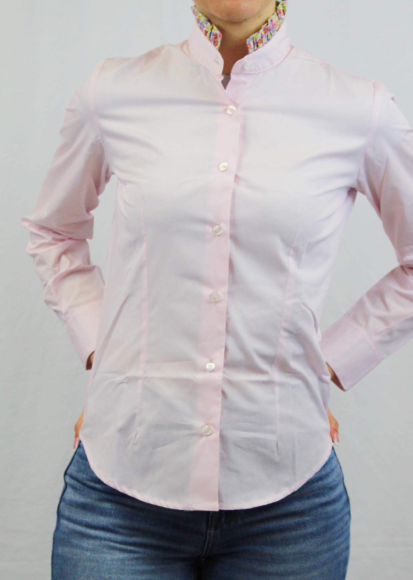 La camicia donna in cotone Oxford 100% Made in Italy combina eleganza e femminilità con una vestibilità comoda e delicata sulla pelle. Il suo taglio classico è arricchito da un colletto con rouches in tessuto floreale, che aggiunge un tocco romantico e raffinato. Perfetta per un look sofisticato e distintivo, questa camicia si adatta sia ad outfit formali che casual chic. Un capo di abbigliamento artigianale, firmato Strike Inside, realizzato a Genova, con materiali di alta qualità