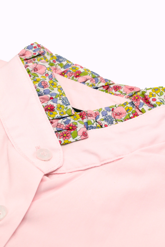 La camicia donna in cotone Oxford 100% Made in Italy combina eleganza e femminilità con una vestibilità comoda e delicata sulla pelle. Il suo taglio classico è arricchito da un colletto con rouches in tessuto floreale, che aggiunge un tocco romantico e raffinato. Perfetta per un look sofisticato e distintivo, questa camicia si adatta sia ad outfit formali che casual chic. Un capo di abbigliamento artigianale, firmato Strike Inside, realizzato a Genova, con materiali di alta qualità