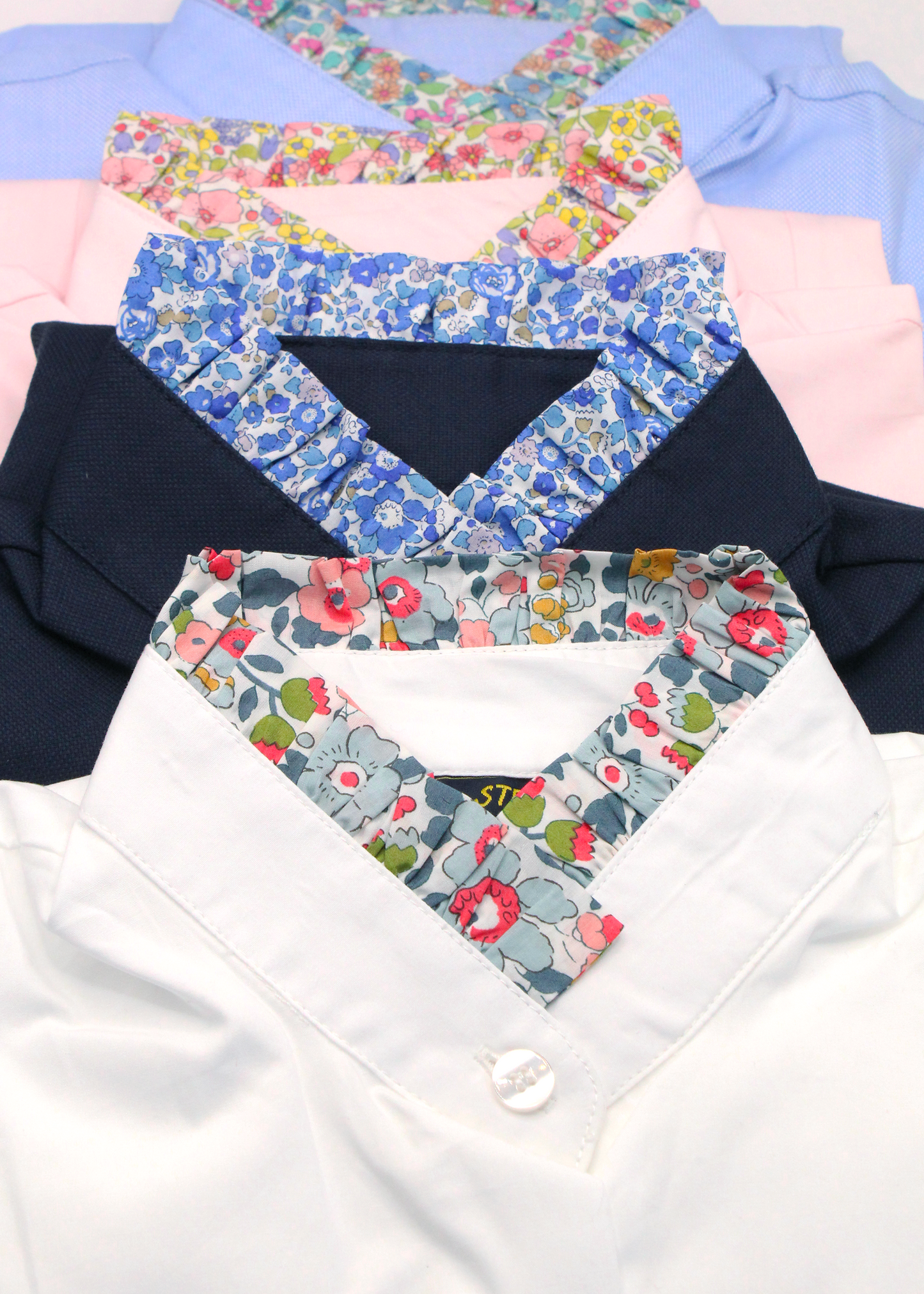 La camicia bianca donna in cotone Oxford 100% Made in Italy unisce eleganza e raffinatezza, offrendo una vestibilità comoda e delicata sulla pelle. Il suo taglio classico è impreziosito da un colletto con rouches in tessuto floreale, che dona un tocco romantico e sofisticato. Perfetta per un look chic e versatile, questa camicia si abbina facilmente sia ad outfit formali che casual. Un capo di abbigliamento artigianale, firmato Strike Inside, realizzato a Genova, con materiali di alta qualità