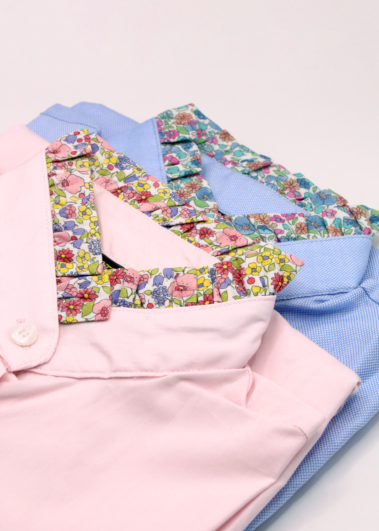 La camicia donna in cotone Oxford 100% Made in Italy combina eleganza e femminilità con una vestibilità comoda e delicata sulla pelle. Il suo taglio classico è arricchito da un colletto con rouches in tessuto floreale, che aggiunge un tocco romantico e raffinato. Perfetta per un look sofisticato e distintivo, questa camicia si adatta sia ad outfit formali che casual chic. Un capo di abbigliamento artigianale, firmato Strike Inside, realizzato a Genova, con materiali di alta qualità