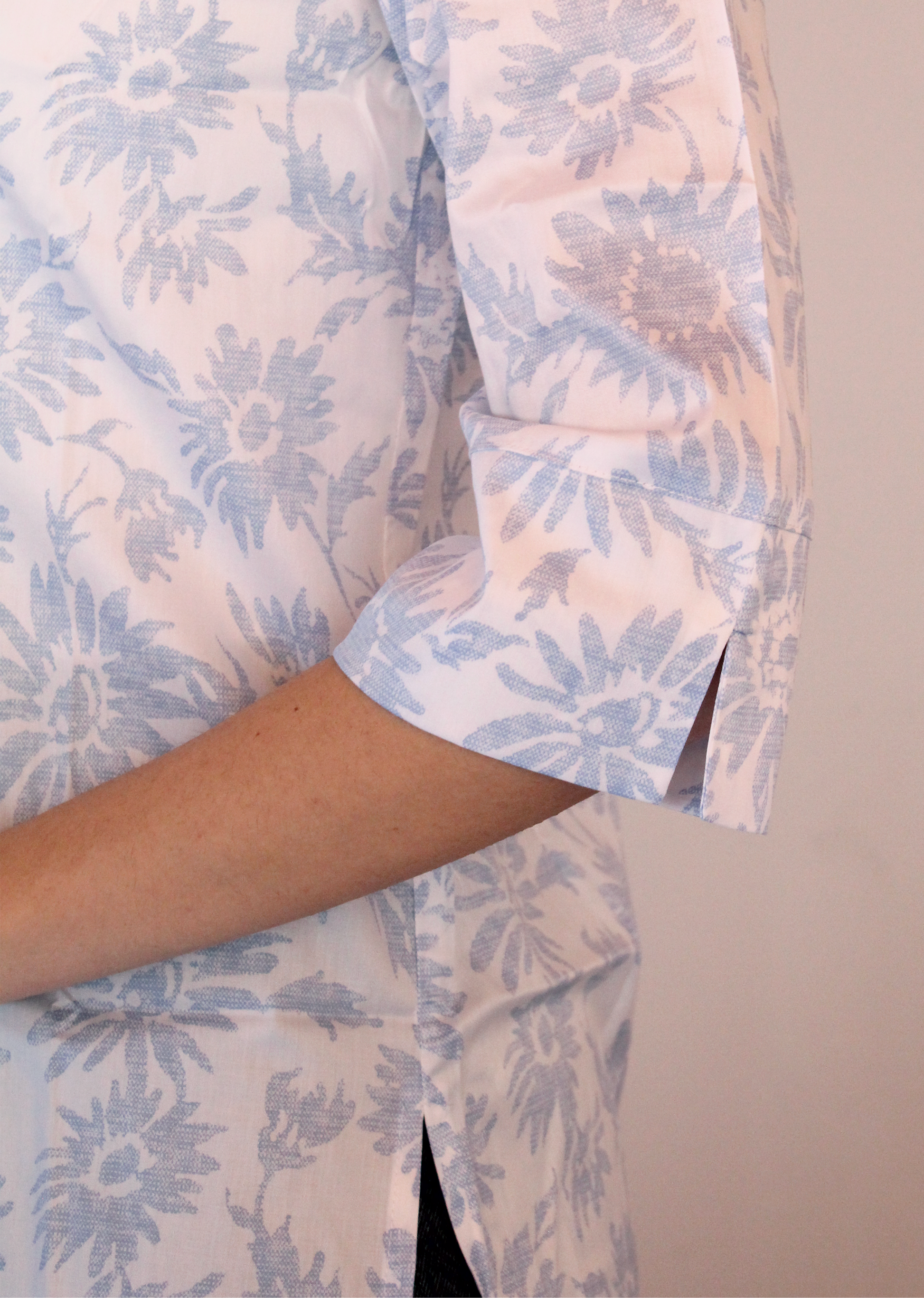 Camicia artigianale in 100% cotone, leggera e traspirante, con elegante fantasia floreale azzurra su base bianca. Design sofisticato con collo alla coreana e dettagli plissettati sul petto. Maniche a 3/4, ideale per le mezze stagioni. Realizzata con cura dalla maglieria artigianale di Genova di Strike Inside. Made in Italy.