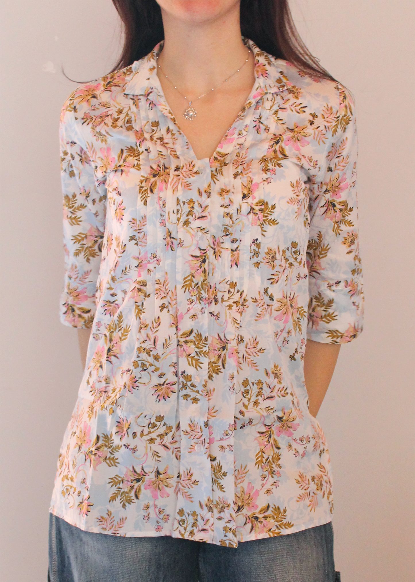  Camicia artigianale in 100% cotone, leggera e traspirante, con raffinata fantasia floreale nei toni del rosa e dell’azzurro. Design sofisticato con collo alla coreana e dettagli plissettati sul petto. Maniche a 3/4, ideale per le mezze stagioni. Realizzata con cura dalla maglieria artigianale di Genova di Strike Inside. Made in Italy.