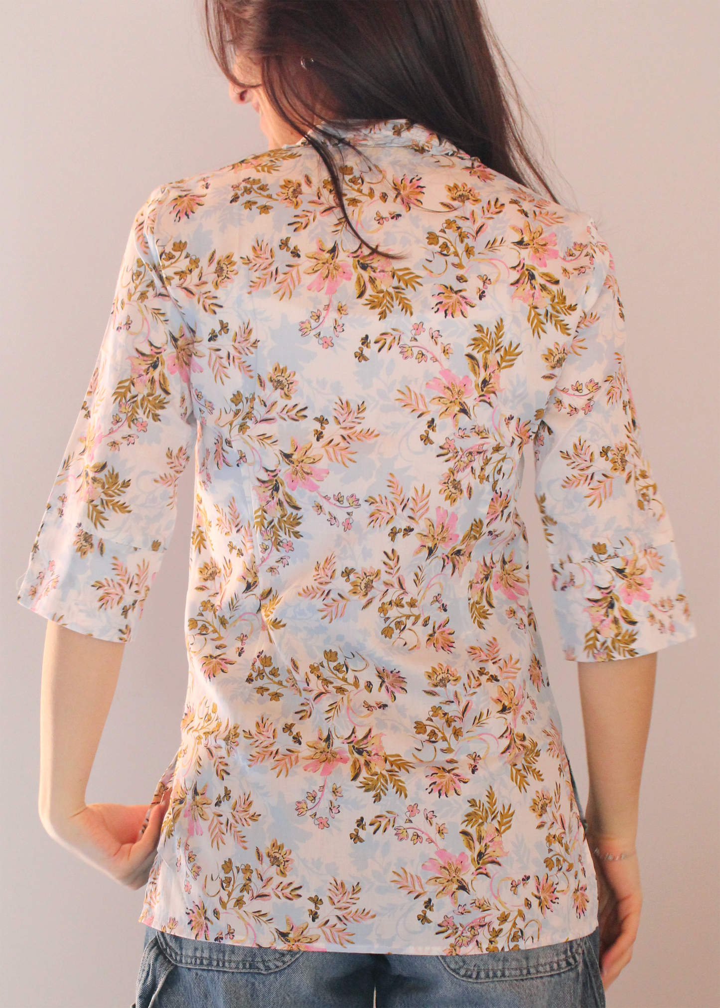  Camicia artigianale in 100% cotone, leggera e traspirante, con raffinata fantasia floreale nei toni del rosa e dell’azzurro. Design sofisticato con collo alla coreana e dettagli plissettati sul petto. Maniche a 3/4, ideale per le mezze stagioni. Realizzata con cura dalla maglieria artigianale di Genova di Strike Inside. Made in Italy.