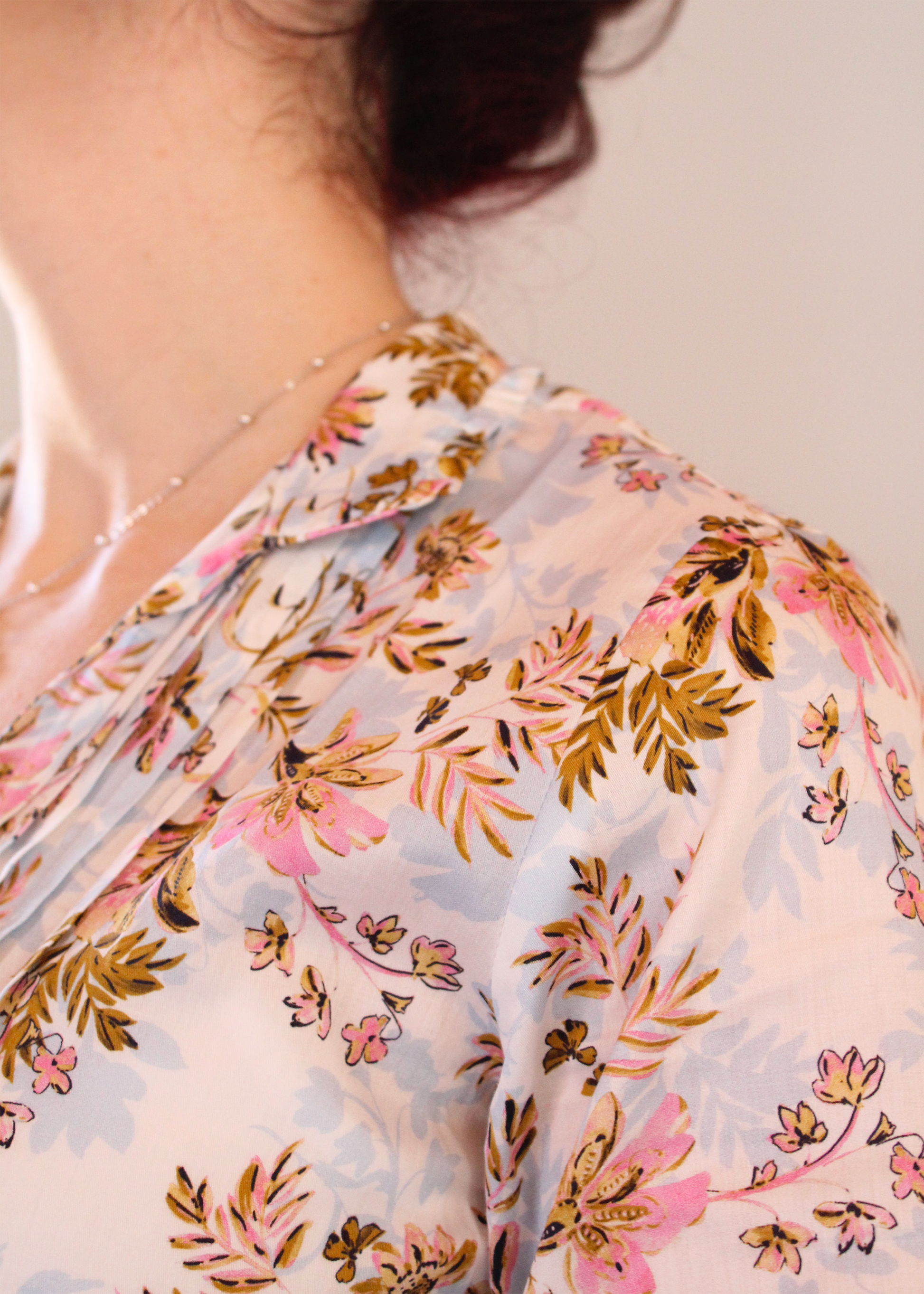  Camicia artigianale in 100% cotone, leggera e traspirante, con raffinata fantasia floreale nei toni del rosa e dell’azzurro. Design sofisticato con collo alla coreana e dettagli plissettati sul petto. Maniche a 3/4, ideale per le mezze stagioni. Realizzata con cura dalla maglieria artigianale di Genova di Strike Inside. Made in Italy.