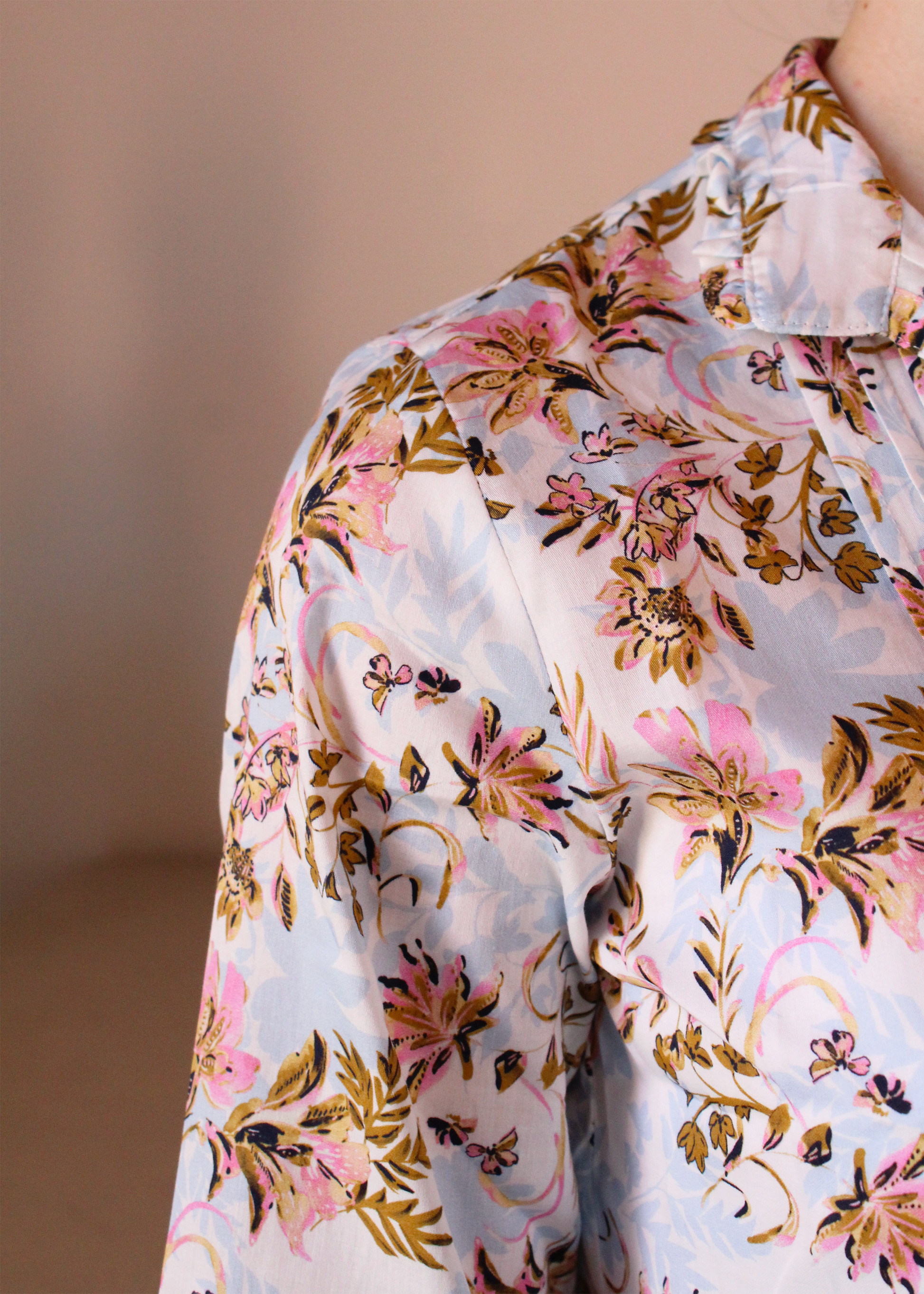  Camicia artigianale in 100% cotone, leggera e traspirante, con raffinata fantasia floreale nei toni del rosa e dell’azzurro. Design sofisticato con collo alla coreana e dettagli plissettati sul petto. Maniche a 3/4, ideale per le mezze stagioni. Realizzata con cura dalla maglieria artigianale di Genova di Strike Inside. Made in Italy.