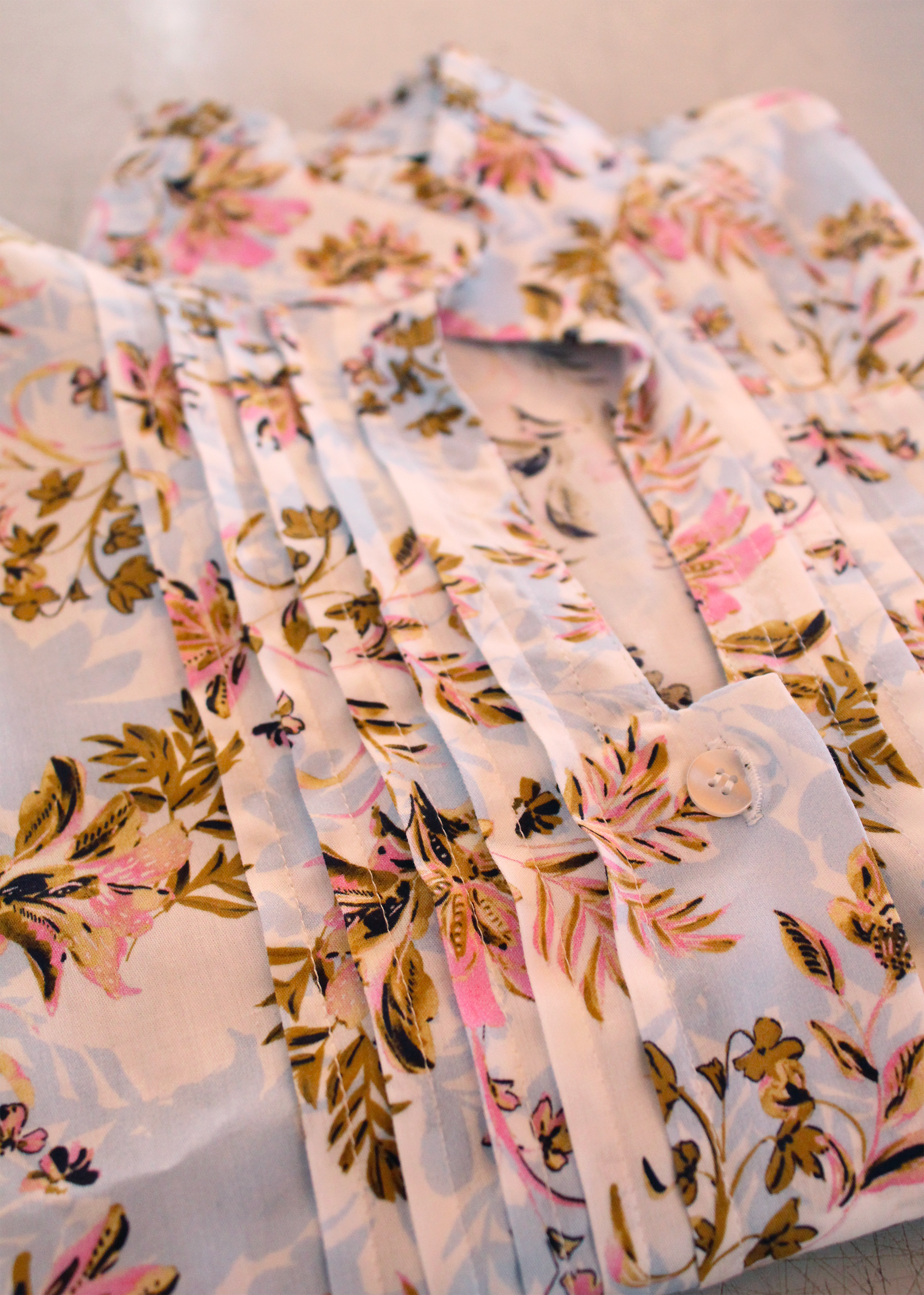  Camicia artigianale in 100% cotone, leggera e traspirante, con raffinata fantasia floreale nei toni del rosa e dell’azzurro. Design sofisticato con collo alla coreana e dettagli plissettati sul petto. Maniche a 3/4, ideale per le mezze stagioni. Realizzata con cura dalla maglieria artigianale di Genova di Strike Inside. Made in Italy.