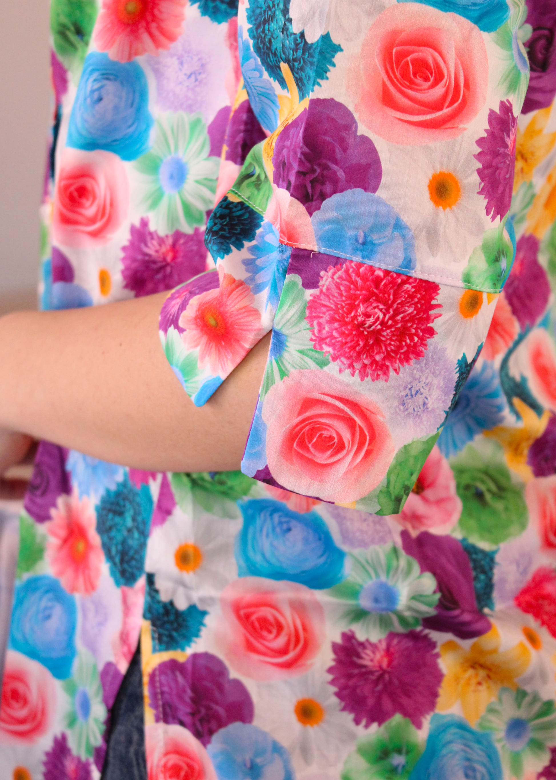 Camicia artigianale in 100% cotone, leggera e traspirante, con raffinata fantasia. Design elegante con collo alla coreana e dettagli plissettati sul petto. Maniche a 3/4, perfetta per le mezze stagioni. Realizzata con cura dalla maglieria artigianale di Genova di Strike Inside. Made in Italy.