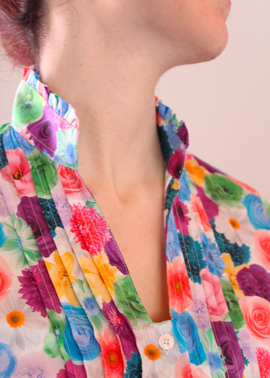 Camicia artigianale in 100% cotone, leggera e traspirante, con raffinata fantasia. Design elegante con collo alla coreana e dettagli plissettati sul petto. Maniche a 3/4, perfetta per le mezze stagioni. Realizzata con cura dalla maglieria artigianale di Genova di Strike Inside. Made in Italy.