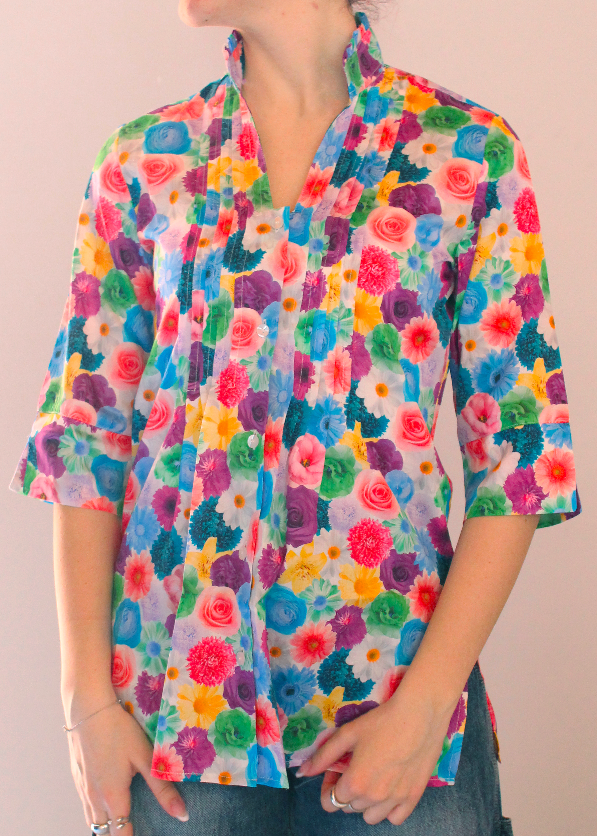 Camicia artigianale in 100% cotone, leggera e traspirante, con raffinata fantasia. Design elegante con collo alla coreana e dettagli plissettati sul petto. Maniche a 3/4, perfetta per le mezze stagioni. Realizzata con cura dalla maglieria artigianale di Genova di Strike Inside. Made in Italy.
