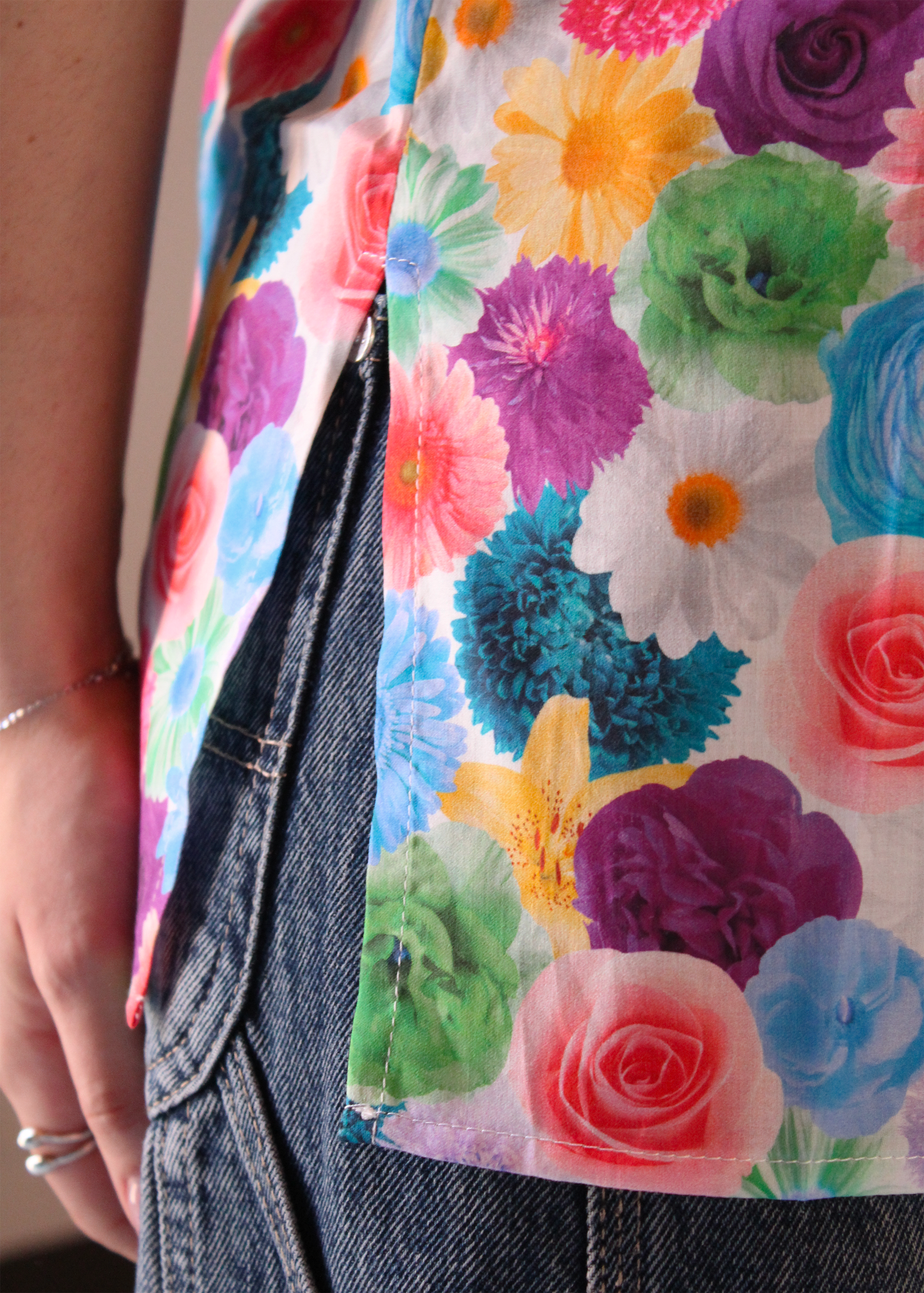 Camicia artigianale in 100% cotone, leggera e traspirante, con raffinata fantasia. Design elegante con collo alla coreana e dettagli plissettati sul petto. Maniche a 3/4, perfetta per le mezze stagioni. Realizzata con cura dalla maglieria artigianale di Genova di Strike Inside. Made in Italy.