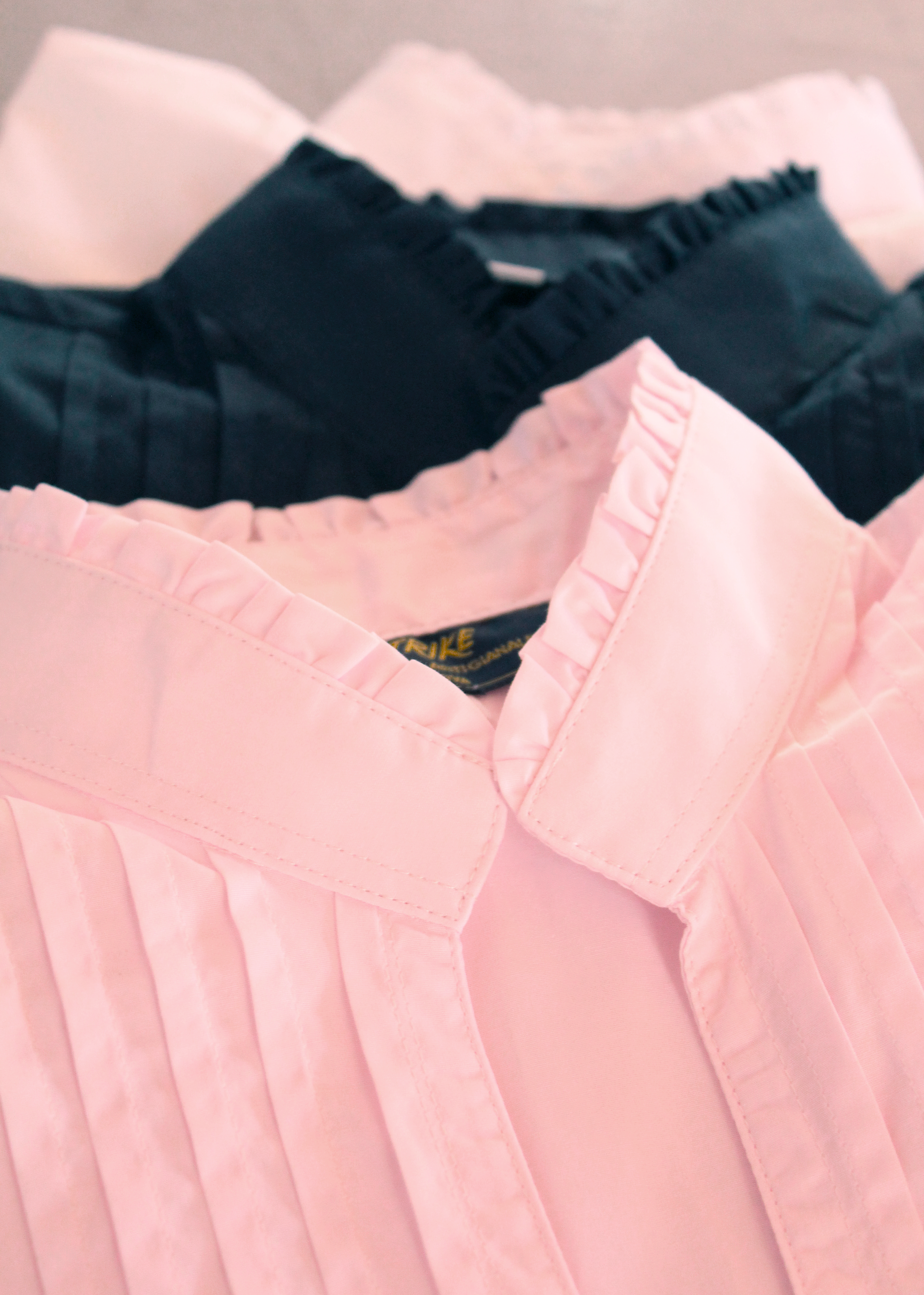 Camicia artigianale in 100% cotone, leggera e traspirante, disponibile in tinta unita rosa, bianco e blu. Design sofisticato con collo alla coreana e dettagli plissettati sul petto. Maniche a 3/4, perfetta per le mezze stagioni. Realizzata con cura dalla maglieria artigianale di Genova di Strike Inside. Made in Italy.